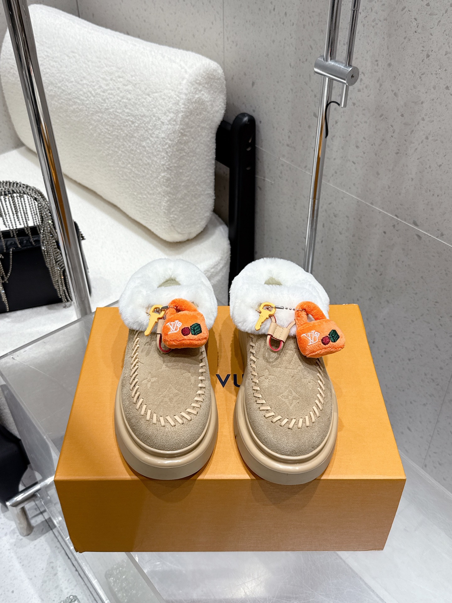 NO:615543,Furry mop 25Ss autumn and winter new Louis vuiteeon LV letter embossed key thick-soled furry shoes, half mop, snow boots, integrating fashionable and desirable elements!  The upper is hand-sewn with leather strips, highlighting the charm of handmade work. The inner lining is made of one piece of fur, so it doesn’t feel too comfortable to wear. It looks great if you wear it with one!  Colorado suede cow leather has a velvet texture and is paired with a soft and warm shearling lining. The LV letter stitching on the upper and the inscribed buckle on the adjustable shoelaces enrich the brand details. The lightweight micro outsole completes the trendy style. The sole is made of foam material and feels light and comfortable on the feet!  Perfect work for autumn and winter!  High mercerized cow suede upper, wool lining, original molded rubber outsole, heel height 5cm, size 35-39 (40.41 custom-made, non-returnable), half-slide snow boots, louis vuitton, louis vuitton, boots, cowhide19860909毛毛拖 25Ss秋冬新款Louis vuiteeon LV 字母压花钥匙厚底毛毛鞋 半拖 雪地靴 把时髦想要的元素融为一体！ 鞋面用皮条纯手工缝制,彰显手工作品的魅力 内里皮毛一体材质,穿起来不要太舒服呀、配个穿、好看死了！ Colorado 绒面牛皮革呈现丝绒质感,搭配柔暖羊毛皮内衬.鞋面的LV字母缝线和可调节鞋带的铭纹搭扣共同丰富品牌细节,轻盈微型外底完善潮流格调. 鞋底发泡材质的,脚感轻盈舒适！ 秋冬满分 作品！ 鞋面高丝光牛反绒 内里垫脚羊毛 鞋底原版开模橡胶大底 跟高5cm 码数35-39（40.41定做不退换）,半拖雪地靴,louis vuitton,louis vuitton,boots,cowhide,Women's Shoes