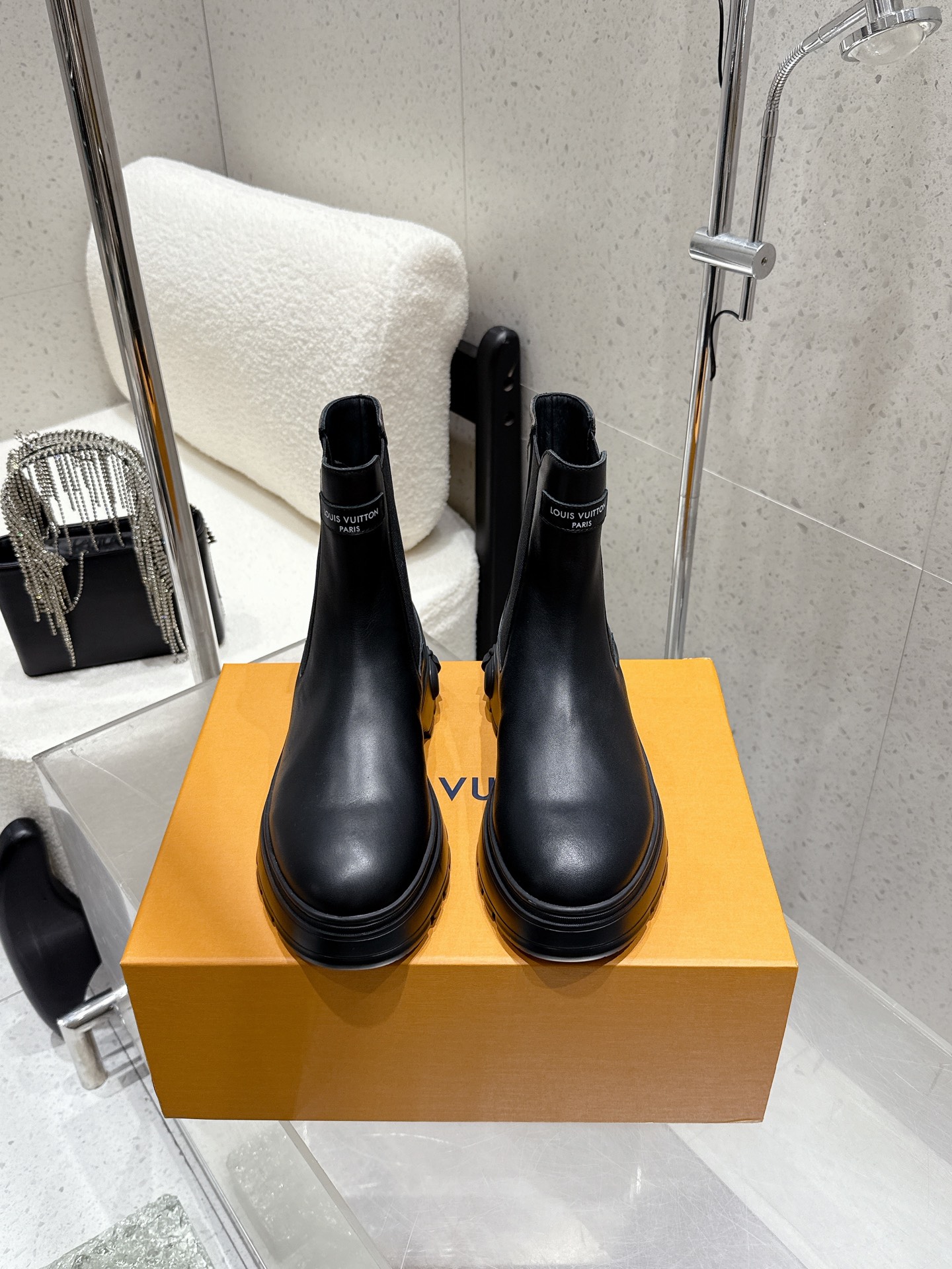 NO:615563,Top version Louis vuitton 25ss new autumn and winter LV round toe elastic band Martin boots short boots naked boots upper cowhide/cowhide leather lining foot cowhide sole original molded custom rubber outsole size female 35-39 (40 41 customized non-returnable), boots, louis vuitton, louis vuitton, boots, cowhide19860909顶级版本 Louis vuitton 25ss秋冬新款 LV 圆头松紧带马丁靴 短靴 裸靴 鞋面牛皮/牛筋皮 内里垫脚牛皮 鞋底原版开模定制橡胶大底 码数女35-39（40 41定做不退换）,靴子,louis vuitton,louis vuitton,boots,cowhide,Women's Shoes