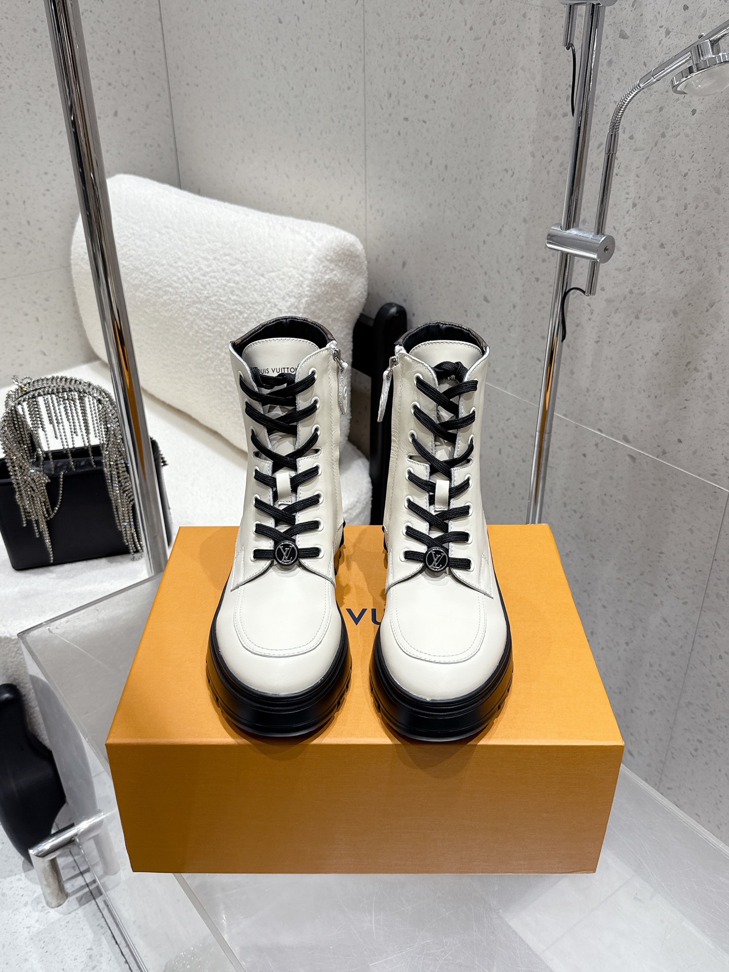 NO:615561,Top version Louis vuitton 25ss new autumn and winter LV round toe lace-up Martin boots short boots naked boots upper cowhide cowhide lining foot sole original molded custom rubber outsole size female 35-39 (40 41 customized non-refundable), boots, louis vuitton, louis vuitton, boots, cowhide19860909顶级版本 Louis vuitton 25ss秋冬新款 LV 圆头系带马丁靴 短靴 裸靴 鞋面牛皮 内里垫脚牛皮 鞋底原版开模定制橡胶大底 码数女35-39（40 41定做不退换）,靴子,louis vuitton,louis vuitton,boots,cowhide,Women's Shoes