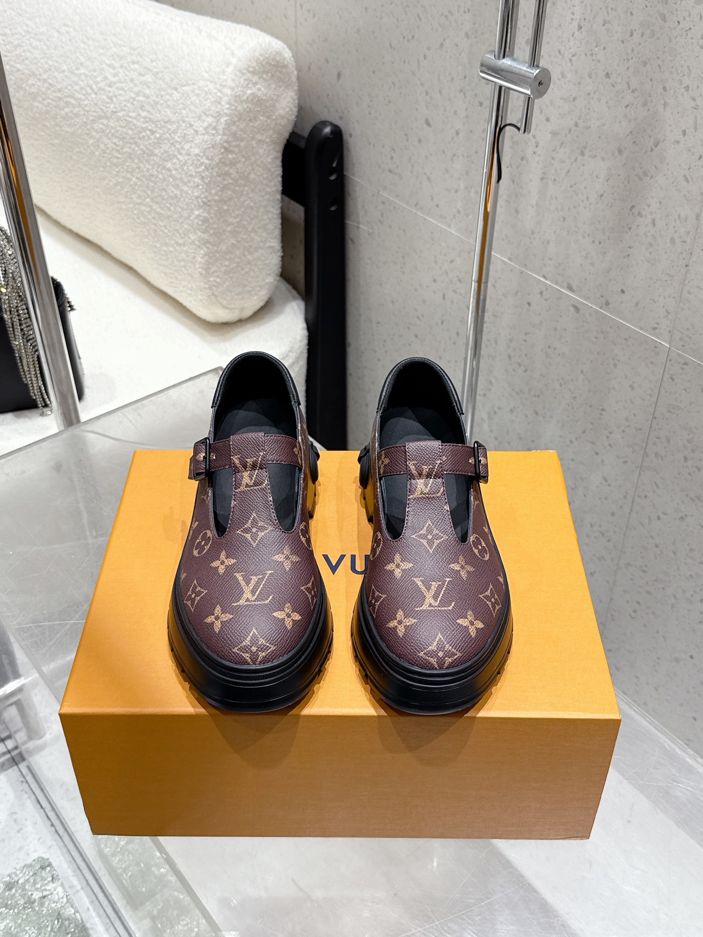 NO:615558,High version Louis vuitton 25ss new autumn and winter LV Mary Jane shoes T-shaped thick-soled loafers Upper cowhide/presbyopia leather Lining foot cowhide Sole original molded custom TPU outsole Size 35-39 (40 41 customized non-refundable), loafers, louis vuitton, louis vuitton, loafers, mary jane, cowhide19860909高版本 Louis vuitton 25ss秋冬新款 LV 玛丽珍鞋 T字型厚底乐福鞋 鞋面牛皮/老花皮 内里垫脚牛皮 鞋底原版开模定制tpu大底 码数35-39（40 41定做不退换）,乐福鞋,louis vuitton,louis vuitton,loafers,mary jane,cowhide,Women's Shoes