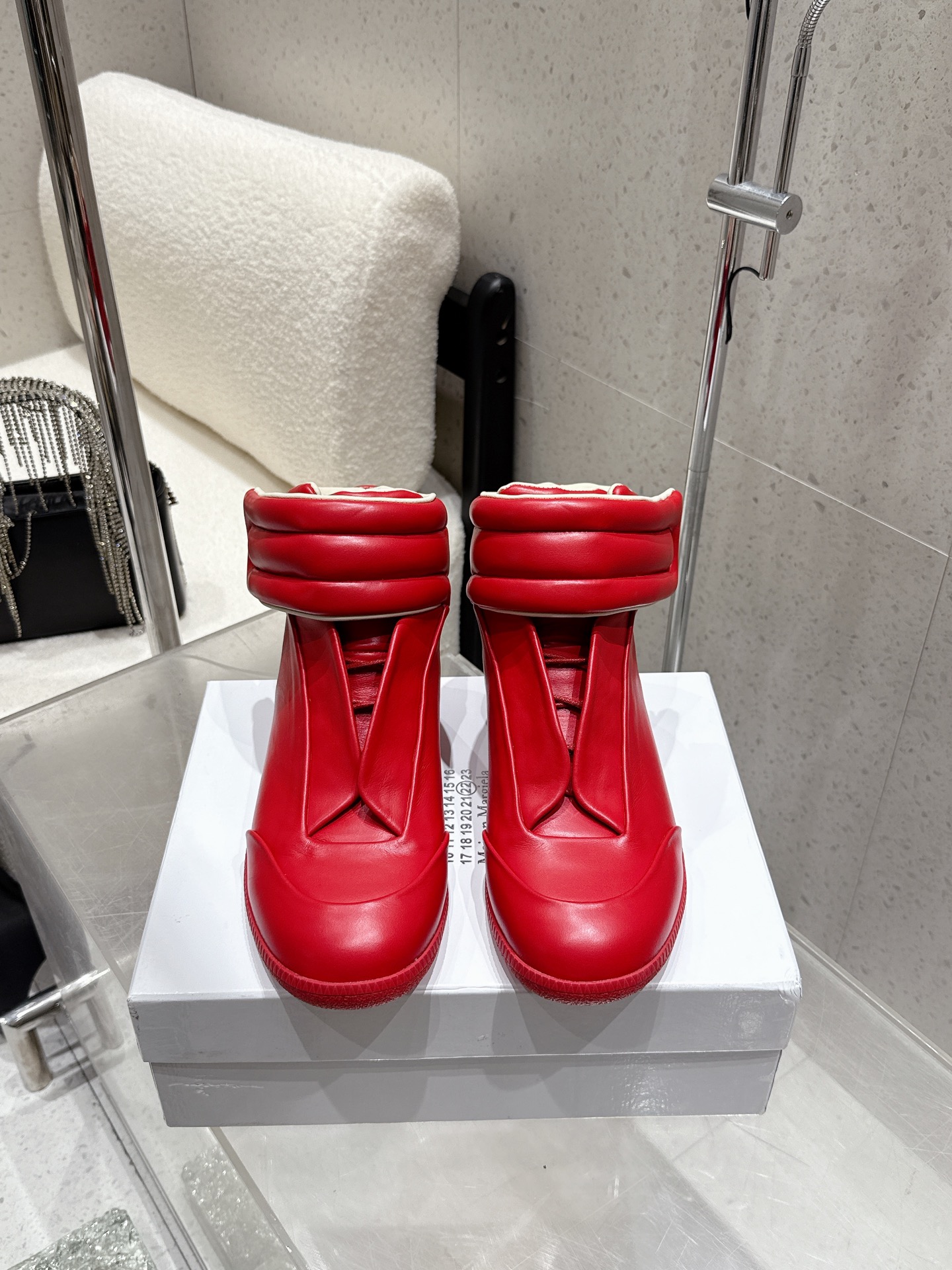 NO:615557,Couple model for women 340 men MaisonMargiela MM6 Margiela Couple model Velcro high-top shoes Casual sports shoes Fabric calfskin Sheepskin lining Outsole original molded rubber material Sole thickness 2.5CM Size women's 35-41 / men's 40-45 (female 40 41 male 45 46 47 custom-made), snow boots, masion margiela, masion  margiela,boots,sneakers,cowhide,sheepskin19860909情侣款女340男 MaisonMargiela MM6 马吉拉 情侣款 魔术贴高帮鞋 休闲运动鞋 面料小牛皮 内里羊皮 大底原版开模橡胶材质 底厚2.5CM Size女款35-41 / 男款40-45（女40 41 男45 46 47定做）,雪地靴,masion margiela,masion margiela,boots,sneakers,cowhide,sheepskin,Women's Shoes