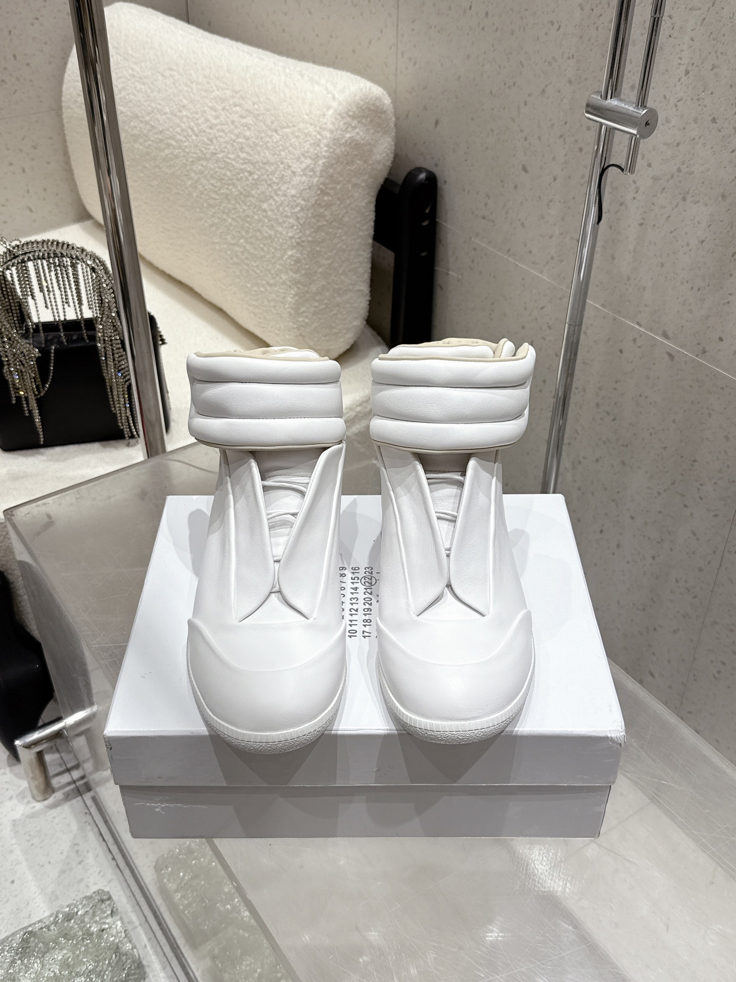NO:615554,Couple style female 340 male MaisonMargiela MM6 Margiela couple style Velcro high-top shoes casual sports shoes fabric calfskin lining sheepskin outsole original molded rubber material sole thickness 2.5CM Size women's 35-41 / men's 40-45 (female 40 41 male 45 46 47 custom-made), snow boots, masion margiela, masion  margiela,boots,sneakers,cowhide,sheepskin19860909情侣款女340 男 MaisonMargiela MM6 马吉拉 情侣款 魔术贴高帮鞋 休闲运动鞋 面料小牛皮 内里羊皮 大底原版开模橡胶材质 底厚2.5CM Size女款35-41 / 男款40-45（女40 41 男45 46 47定做）,雪地靴,masion margiela,masion margiela,boots,sneakers,cowhide,sheepskin,Women's Shoes
