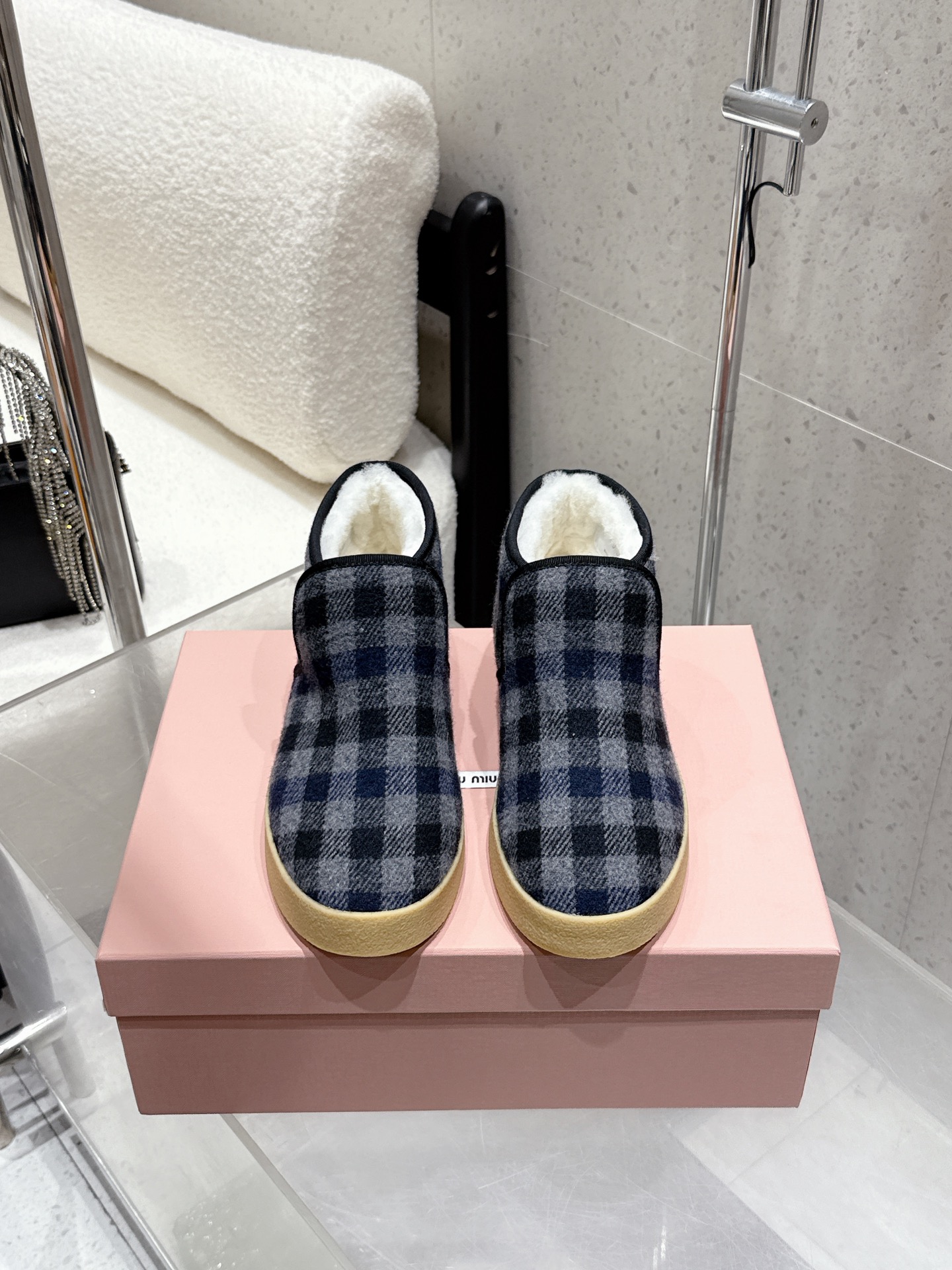 NO:615551,Purchasing agent MiuMiu Miu Miu 2025ss autumn and winter catwalk style wool short boots snow boots fur shoes often appear on the covers of major fashion magazines, all celebrities and Xiaohongshu bloggers love it. The upper is imported high silk cow suede/original molded fabric. The lining is imported wool lining. The sole is ZP molded outsole. Size35-40 (custom-made for 40, non-refundable), snow boots, miumiu, boots19860909代购级 MiuMiu 缪缪2025ss秋冬走秀款 羊毛小短靴雪地靴毛毛鞋 经常出现在各大时装杂志封面·各路明星、小红书博主都有钟爱 鞋面进口高丝光牛反绒 /原版开模布料 内里进口羊毛内里 鞋底ZP开模大底 Size35-40（40订做不退换）,雪地靴,miumiu,boots,Women's Shoes