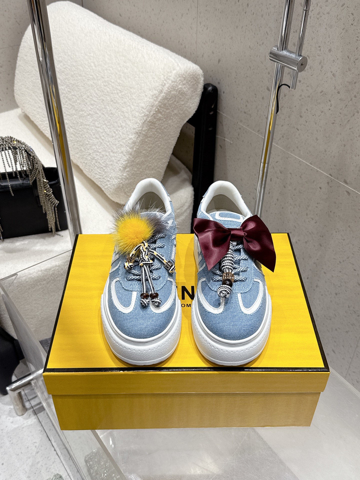 NO:625570,Cloth cover, full leather, Fendi Fendi's latest thick-soled sneakers, casual sports shoes, FD thick-soled match, upgraded new model, full leather splicing, fresh blood injection and FF retro design, super good-looking and versatile, upper film/cowhide splicing combination, raised double F logo on the side, breathable cloth lining, sheepskin lining, light, comfortable and versatile, original TPU outsole, height 5cm, size 35-40 (40  Customized), casual shoes/sports shoes, fendi, fendi, sneakers, cowhide, sheepskin19860909布面 全皮 Fendi芬迪 最新款厚底板鞋休闲运动鞋 FD 厚底match 升级新款 全皮面拼接 新鲜血液注入加FF复古的设计 超好看百搭 鞋面胶片/牛皮面拼接组合 侧面凸起的双F logo内里采用透气布里 羊皮里 轻便 舒适百搭 原版TPU大底 高度5cm 码数35-40（40 定做）,休闲鞋/运动鞋,fendi,fendi,sneakers,cowhide,sheepskin,Women's Shoes