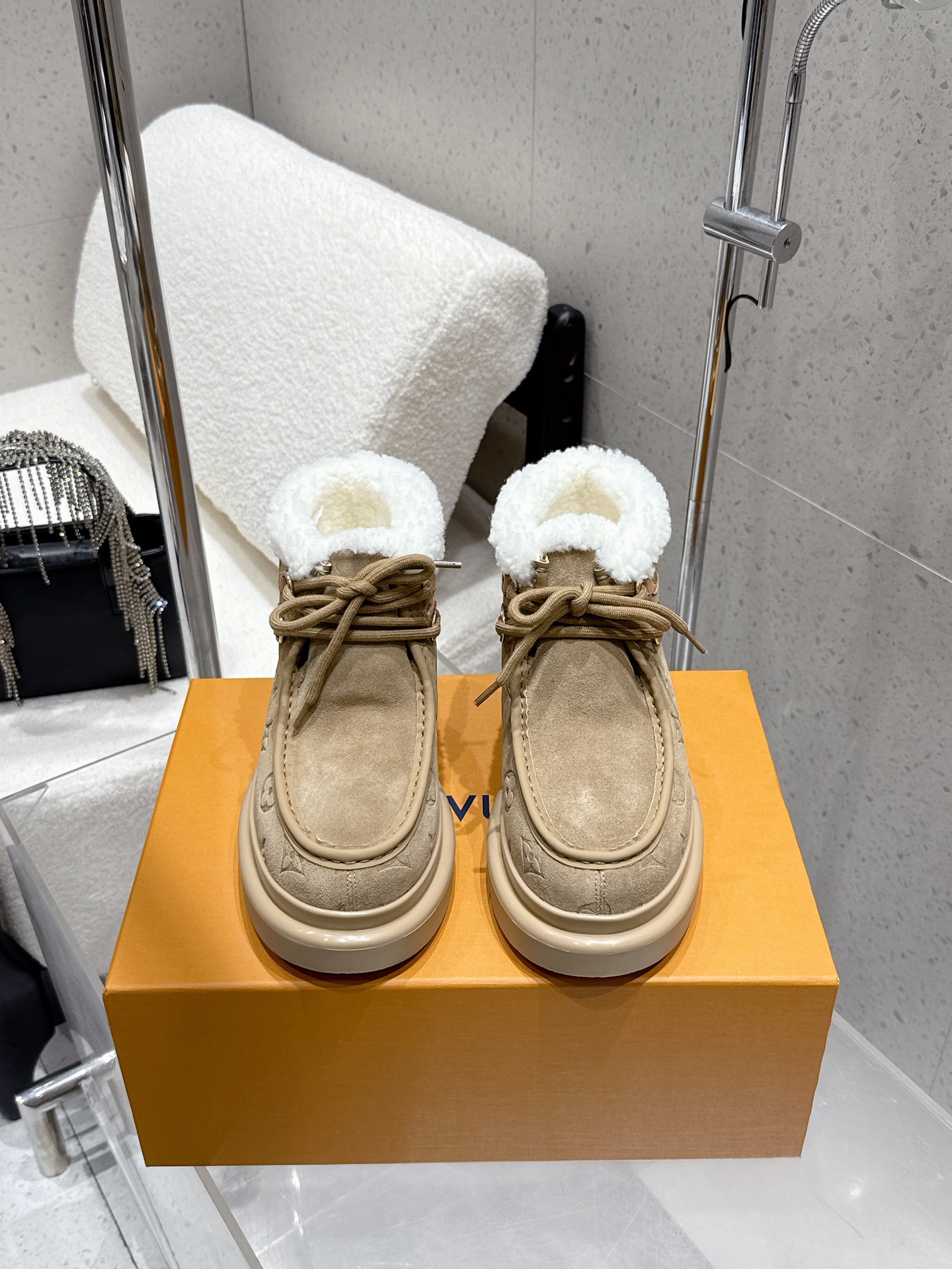 NO:625636,Louis Vuitton's latest LV snow boots for autumn and winter are planted with many celebrity internet celebrities. The upper is made of high-mercerized cowhide, which is waterproof, windproof and warm. The wool lining is comfortable and breathable. Now is the season, so those who want to buy it should hurry up and stock up. Wear shoes for running and jumping every day in winter. The most important thing is that the soles should be lightweight!  Ultra-light, MAX comfort, it really feels like stepping on shit. With proven quality, you don’t have to choose too much when buying shoes. You really don’t!  It is to strive for the best value for money. A pair like this is enough for winter snow. The outsole is cold-resistant PU and rubber combined with anti-slip outsole. The size is 35-41 (40 41 is custom-made and cannot be returned or exchanged). Snow boots, louis vuitton, louis vuitton, louis vuitton, boots19860909路易威登Louis Vuitton秋冬最新款lv雪地靴 超多明星网红种草 高丝光牛猄鞋面 防水防风又保暖 羊毛内里舒适又透气,现在正当季,剁手党抓紧囤起来,冬天穿着鞋子每天跑跑跳跳,最重要就是鞋底要轻便！超轻便,舒适感MAX,真的是踩屎感十足 经得住考验的品质,买鞋不用太多选择,真不需要！就是争取到最高性价比,冬季雪地里这样一双足以 大底耐寒PU加橡胶组合防滑大底 码数35-41（40 41 定做不退换）,雪地靴,louis vuitton,louis vuitton,louis vuitton,boots,Women's Shoes