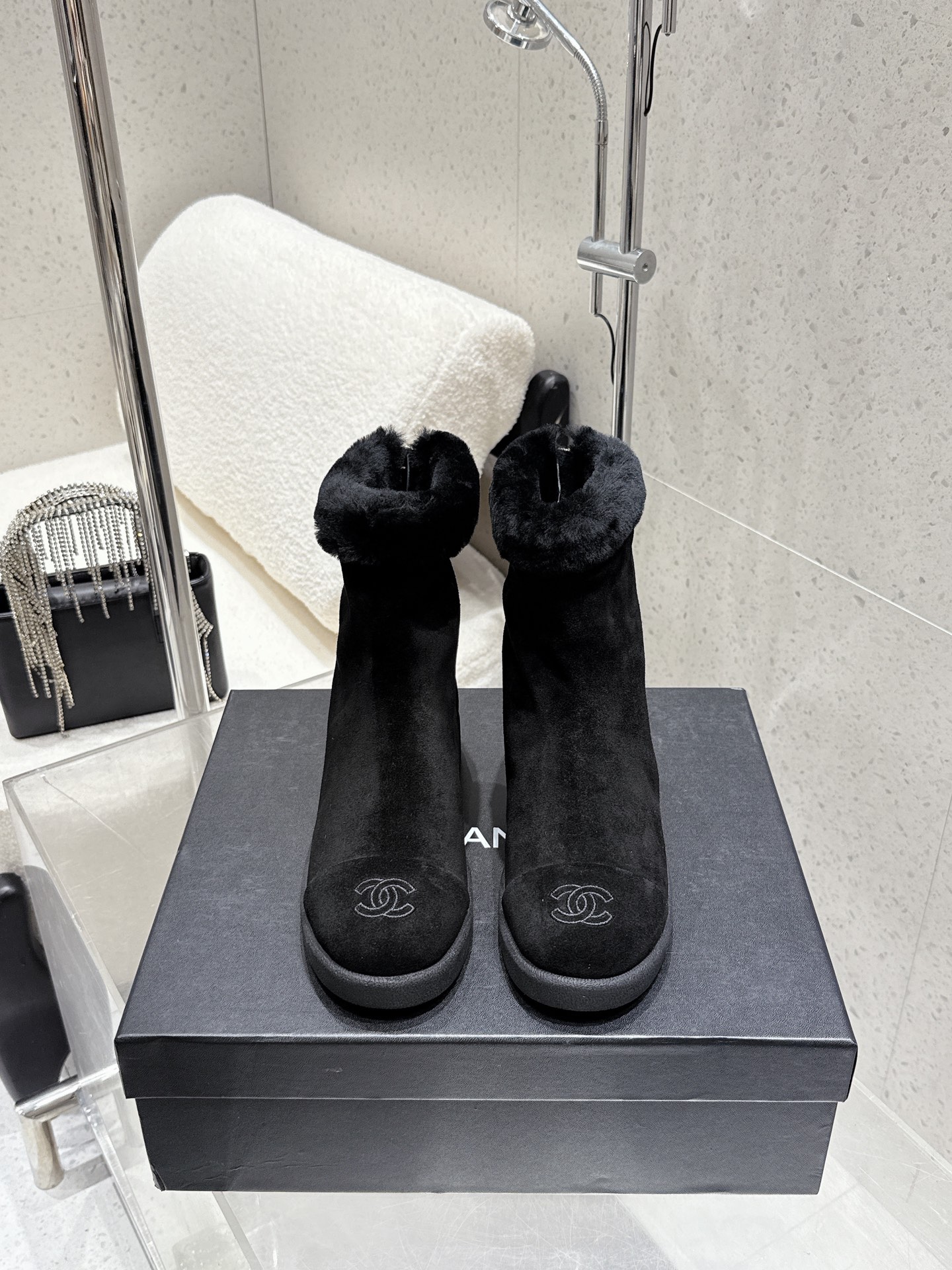 NO:625622,High version Chanel Chanel series Xiaoxiang Back zipper Snow boots Furry loafers Toe-cap fur slippers Latest catwalk series Comfort and fashionability coexist Each color combination looks good, and the design matches different style needs Original custom-made cowhide/cow leather uppers Inner: Imported wool Outsole Original molded outsole Shoe size: 35-41 (40  41 customized), snow boots, chanel, chanel, loafers, boots, slippers, cowhide19860909高版本 Chanel 香奈儿系列 小香 后拉链 雪地靴 毛毛乐福鞋 包头毛拖鞋 最新走秀系列 舒适度与时髦度并存 每个颜色搭配都好看,设计搭配不同风格需求 鞋面原版定制牛皮/牛猄 内里: 进口羊毛 大底原版开模大底 鞋码: 35-41（40 41定做）,雪地靴,chanel,chanel,loafers,boots,slippers,cowhide,Women's Shoes