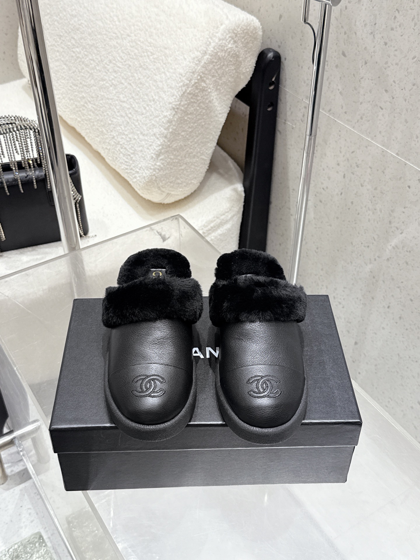 NO:626655,High version Chanel Chanel series Xiaoxiang Back zipper Snow boots Furry loafers Toe-cap fur slippers Latest catwalk series Comfort and fashionability coexist Each color combination looks good, and the design matches different style needs Original custom-made cowhide/cow leather uppers Inner: Imported wool Outsole Original molded outsole Shoe size: 35-41 (40  41 custom-made), half-drag snow boots, chanel, chanel, loafers, boots, slippers, cowhide19860909高版本 Chanel 香奈儿系列 小香 后拉链 雪地靴 毛毛乐福鞋 包头毛拖鞋 最新走秀系列 舒适度与时髦度并存 每个颜色搭配都好看,设计搭配不同风格需求 鞋面原版定制牛皮/牛猄 内里: 进口羊毛 大底原版开模大底 鞋码: 35-41（40 41定做）,半拖雪地靴,chanel,chanel,loafers,boots,slippers,cowhide,Women's Shoes