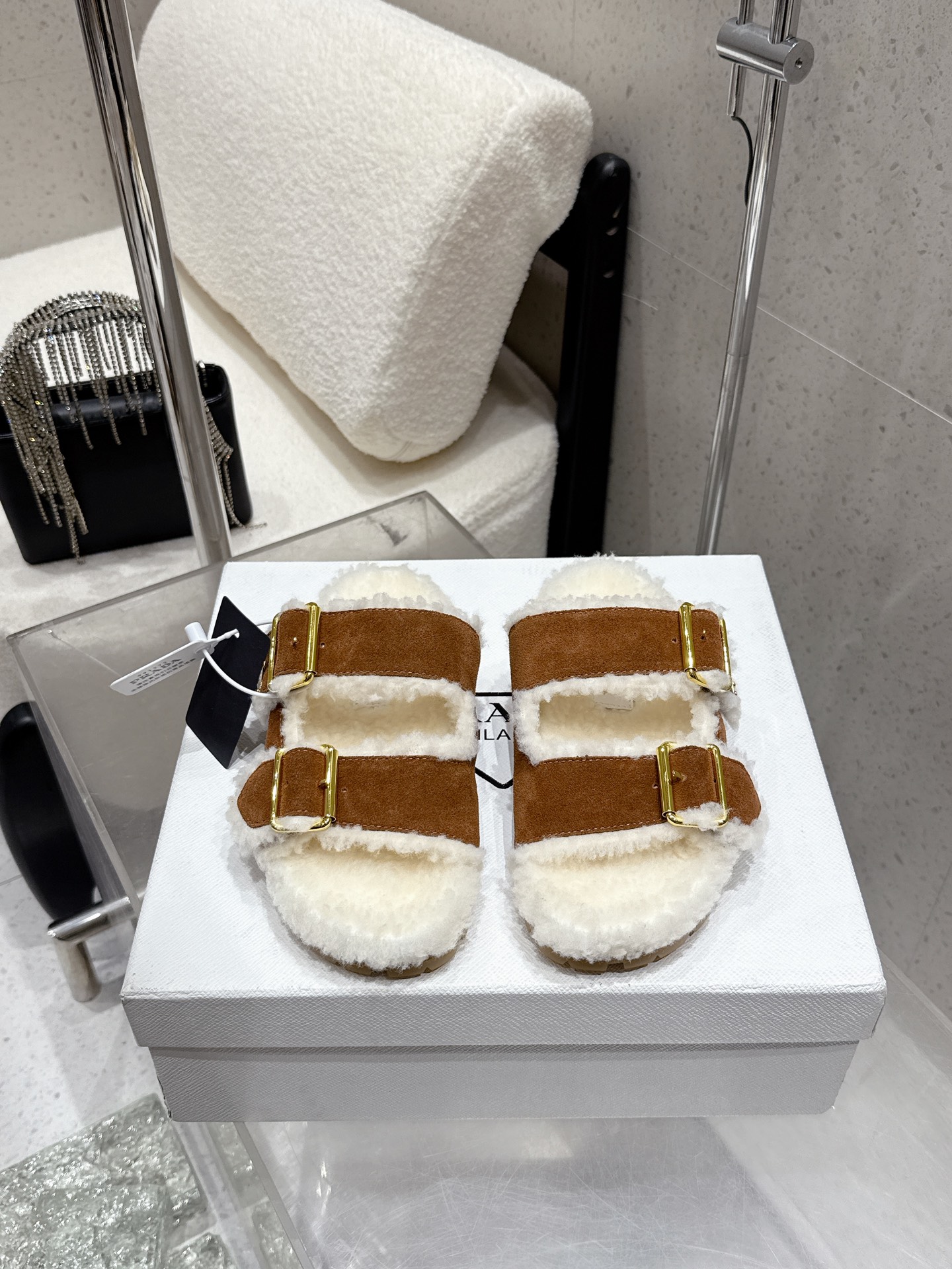 NO:650451,High version of Prada Prada series thick soles snow boots furry loafers toe-toe fur slippers one-line fur slippers latest catwalk series classic upgrades comfort and fashionability. Each color combination looks good, and the design matches different style needs. Original custom-made cowboy upper. Inner: imported wool outsole original molded outsole. Shoe size: 35-41 (40  41 custom-made), snow boots, prada, prada, loafers, boots, slippers19860909高版本 Prada 普拉达系列 厚底 雪地靴 毛毛乐福鞋 包头毛拖鞋 一字毛拖 最新走秀系列 经典升级 舒适度与时髦度并存 每个颜色搭配都好看,设计搭配不同风格需求 鞋面原版定制牛猄 内里: 进口羊毛 大底原版开模大底 鞋码: 35-41（40 41定做）,雪地靴,prada,prada,loafers,boots,slippers,Women's Shoes