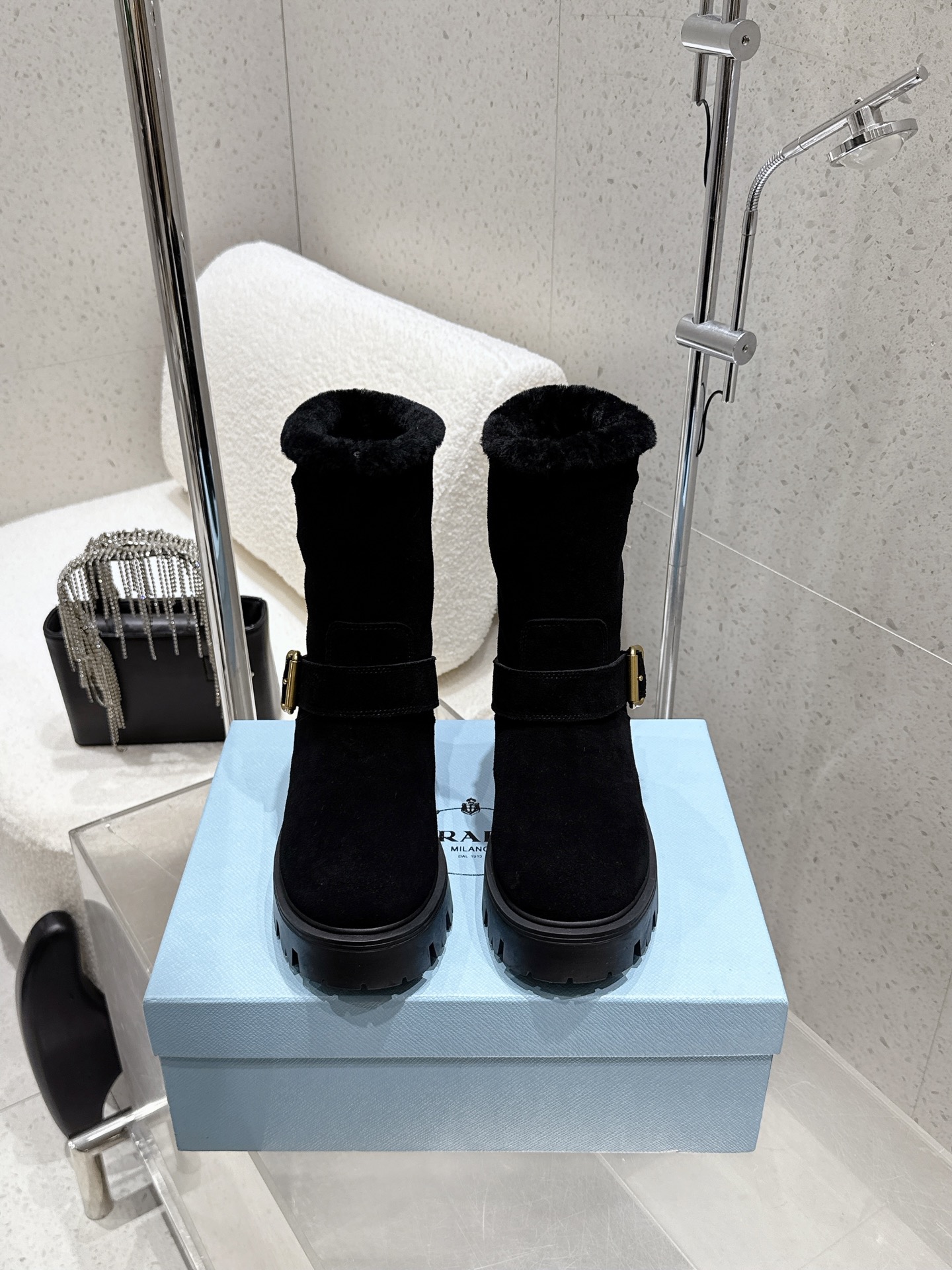 NO:650446,Sheep Jing noodles, cowhide noodles PRADA Prada's latest autumn and winter triangular logo slip-on fur boots, snow boots, many celebrity Internet celebrities grow grass, a series that can't be bought in winter, definitely this year's big hit, very good-looking, simple upper design, highly brand-recognizable triangle logo embellishment, full of details, the upper foot is large and slim, and the legs are slim. This piece is just right. The outsole height is 5CM, instantly heightening the height, a proper height-increasing artifact. The upper is made of calf leather/Sheep Jing.  Real wool lining, super warm, original customized outsole Size35-41 (40 41 customized, non-returnable), snow boots, prada, prada, boots, cowhide, sheep19860909羊京面 牛皮面 PRADA 普拉达秋冬最新款三角标一脚蹬毛毛靴 雪地靴 超多明星网红种草 冬天买不到的系列,绝对是今年的大爆款贼好看 简约的鞋面设计 极具品牌辨识度的三角标点缀 细节拉满 上脚大气显腿瘦气质这块刚好拿捏 大底高度5CM 瞬间拉高身高 妥妥的增高神器 鞋面采用小牛皮/羊京 内里真羊毛 超级暖和 原版定制大底 Size35-41（40 41 订做不退换）,雪地靴,prada,prada,boots,cowhide,sheep,Women's Shoes