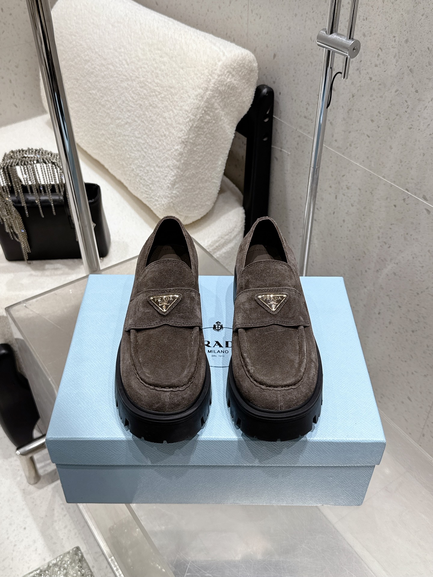 NO:630243,High version of Prada's new thick-soled triangular logo loafers. Fashionable thick-soled casual loafers. Unique taste, loved by everyone and easy to control. It explodes every year. There is also a versatile classic shoe last, which is enough to conquer you. Wear it to increase your height and casual wear. It is simple and handsome. The fabric is imported patent leather/open edge beads/cow suede. The inner foot pad is dyed sheepskin. Soft and delicate, comfortable. The outsole is TPU rubber mold, non-slip and lightweight.  Size35-41 (40 41 custom-made, non-refundable), loafers, prada, prada, loafers, sheepskin19860909高版本 Prada普拉达 新款 厚底三角标乐福鞋 时尚厚底休闲乐福鞋 独到味道,人人都爱也轻松驾驭 每年都会爆.还有就是百搭经典的鞋楦,足以征服你,穿上它,增高休闲两不失误,上脚简单帅气 面料进口漆皮/开边珠/牛反绒 内里垫脚透染羊皮 柔软细腻,脚感舒适 大底TPU橡胶模具防滑轻便大底 Size35-41（40 41订做不退换）,乐福鞋,prada,prada,loafers,sheepskin,Women's Shoes