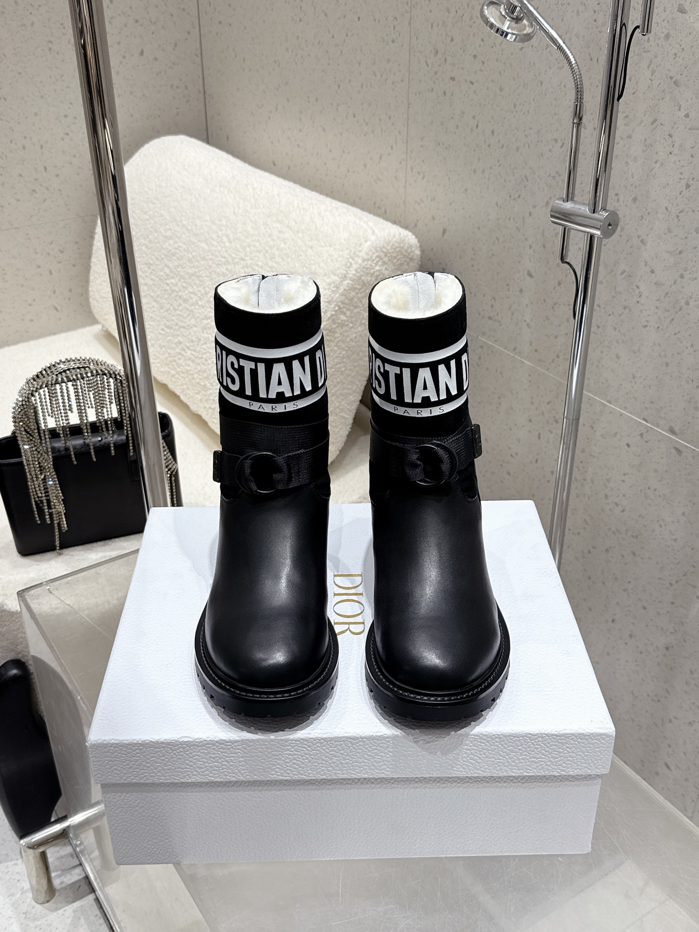 NO:630240,Wool lining Sheepskin lining DIOR Dior's new wool short boots. The boots are equipped with buckle straps, which not only improves practicality, but also adds tough details of workwear style to the whole. The thick sole design has both a heightening effect and a retro texture. This boot style is highly versatile and can be flexibly combined with clothing and accessories according to different style needs, easily adapting to various scenes such as daily outings, parties or light workplaces. Cowhide fabric, wool/sheepskin lining, original molded outsole  size35-39 (40/41 size customization is not returnable), boots, dior, dior, boots, cowhide, sheepskin19860909羊毛里 羊皮里 DIOR 迪奥新款羊毛短靴 靴身配有搭扣式绑带,既提升实用性,又为整体增添工装风的硬朗细节；厚底设计则兼具增高效果与复古质感.这款靴款的百搭性较强,可根据不同风格需求,灵活组合服饰与配饰,轻松适配日常出街、派对或轻职场等多种场景. 牛皮面料 羊毛/羊皮内里 原版开模大底 size35-39（40/41码定制不退换）,靴子,dior,dior,boots,cowhide,sheepskin,Women's Shoes