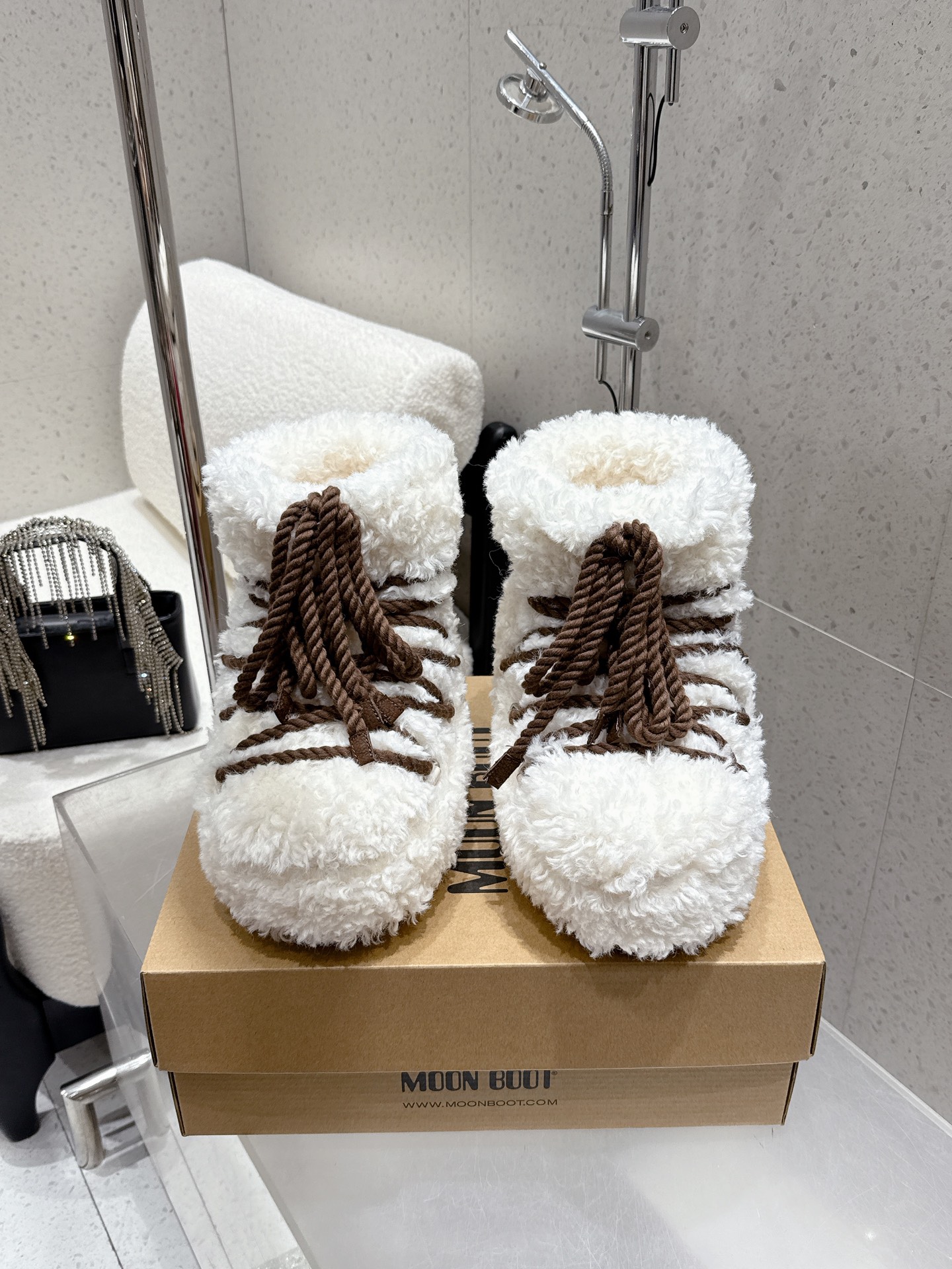 NO:650439,Top version short boots long boots Moon Boot 25/ ss autumn and winter new plush short boots long snow boots fur boots a pair of shoes that are suitable for both left and right feet!  Very unique!  The characteristics of these plush boots are as soft and glutinous as bread. They are made of full plush material and have strong warmth retention. They can lock in heat well when worn in autumn and winter. The material is fluffy and soft, and they fit comfortably on the feet and will not feel stuffy when worn for a long time. The colors are diverse, both basic and pastel colors, suitable for different styles. The style is both casual and fashionable, and can be worn in daily life, out on the street and other scenes. Moonboot’s classic style is really unusual and feels.  The shopping genius discovered the Park series, which is warm and suitable for daily use. It is a soul mate. The upper is made of artificial sherpa, the lining is filled with silk cotton, and the outsole is non-slip rubber. Size: #35-41, snow boots, boots19860909顶级版本 短靴 长靴 Moon Boot 25/ ss秋冬季新款毛绒短靴 长筒雪地靴 毛毛靴 一双不分左右脚的鞋！超有特点！软软糯糯像面包这款毛绒靴的特点.全毛绒材质,保暖性强,秋冬穿着能很好锁住热量.材质蓬松柔软,上脚贴合舒适,长时间穿也不会闷脚配色多样,基础色和柔和色系都有,适配不同风格. 款式兼顾休闲与时尚,日常、出街等场景都能穿 moonboot的经典款实在太不日常了,而且感 会很占行李箱本购物小天才发现了park系列,保暖且日常 SOULMATE ”是灵魂伴侣. 鞋面人造羊羔绒 内里丝绵填充 大底防滑橡胶大底 Size : #35-41码,雪地靴,boots,Women's Shoes