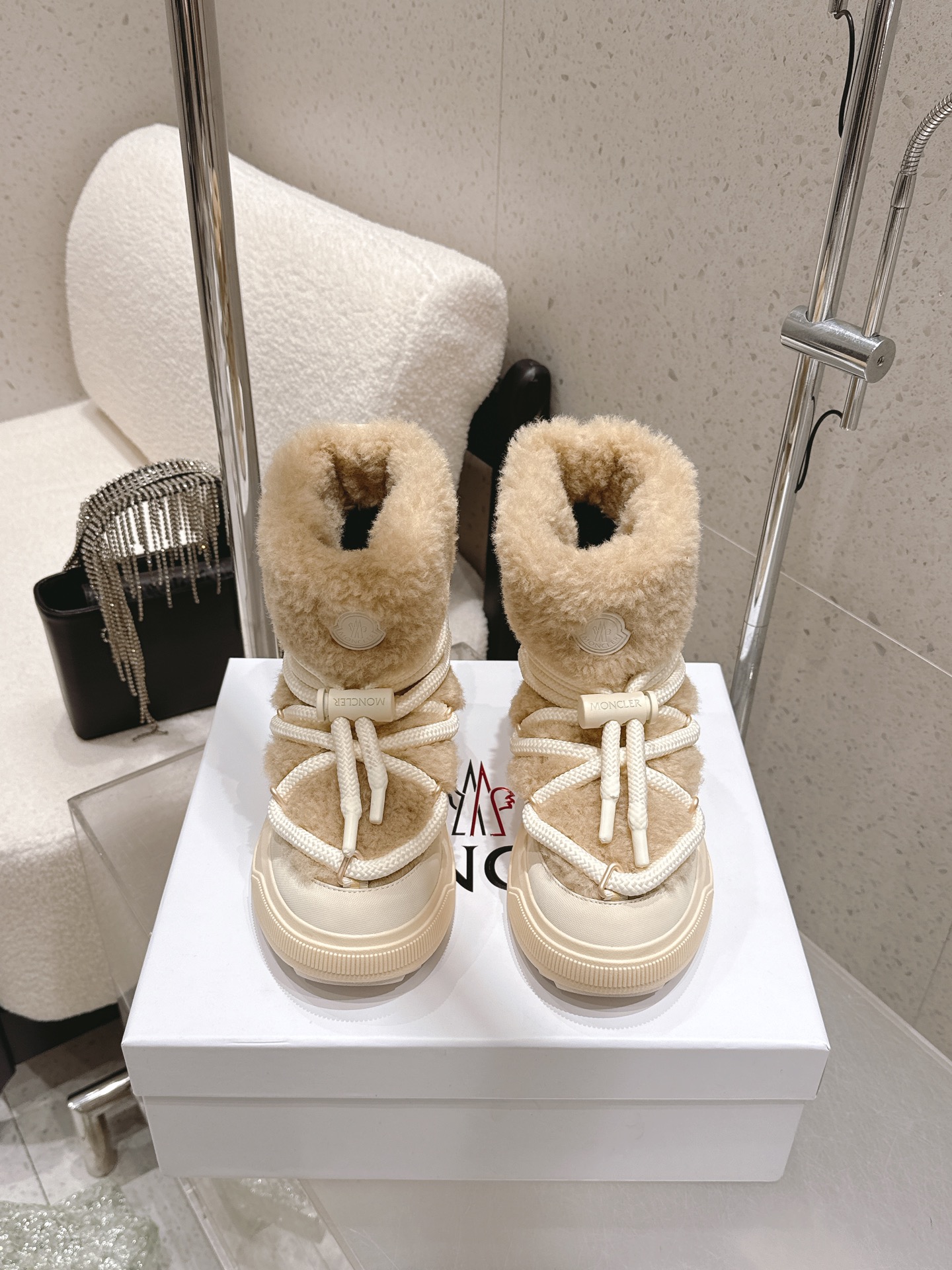 NO:650431,Top quality Moncler muzzled autumn and winter new adjustable elastic buckle plush short boots snow boots are made of lamb hair + suede leather splicing. The main body of the shoe is made of soft lamb wool material. The toe/side of the shoe is matched with suede leather. The inside is also fully plush lining, which not only ensures warmth in winter, but also enhances the layering through material splicing.  Paired with an off-white distressed rubber thick sole, the shoe shape is a rounded 'bread boot' silhouette, which not only shows slender legs but also has a lazy retro feel. At the same time, the soles are light and non-slip. The upper is environmentally friendly hair transplantation, and the lining is environmentally friendly hair transplantation. The outsole is an original molded outsole. It is increased by 4cm. Size 35-41 (40 41 customization is non-refundable). Snow boots, Moncler, boots19860909顶级品质 Moncler 蒙口 秋冬新款可调节松紧扣毛绒短靴雪地靴 采用羊羔毛+绒面皮革拼接,鞋身主体是柔软的羊羔毛材质,鞋头/鞋侧搭配绒面皮革,内里也是全毛绒衬里,既保证冬季保暖性,又通过材质拼接提升层次感. 搭配米白色做旧橡胶厚底,鞋型是圆润的“面包靴”廓形,既显腿细又自带慵懒复古感,同时鞋底轻便且防滑. 鞋面环保植毛 内里环保植毛 大底原版开模大底 增高4cm size35-41（40 41 定制不退换）,雪地靴,Moncler,boots,Women's Shoes