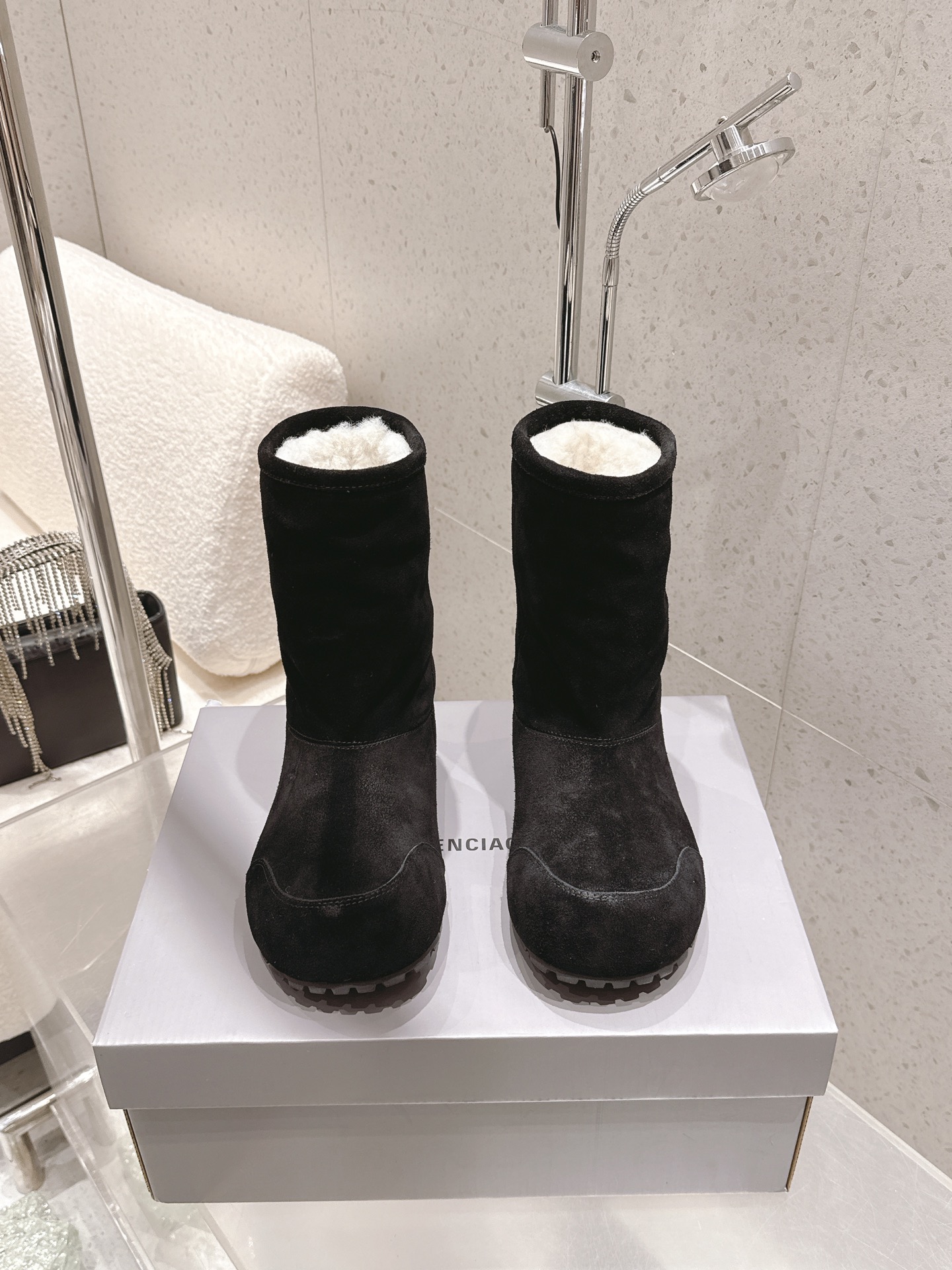 NO:650424,Purchasing agent BALENCIAGA Balenciaga ski series, the latest snow boots, genuine RMB9630 purchase and development, perfect replica. The designer launches to explore the concept of originality and appropriation in the fashion industry, pay tribute to inheritance and classics with a new series, break the conventional design with the iconic Balenciaga abstraction, collide with new ideas that are witty and harmonious, original one-to-one production method, all fabrics are customized, double-layered uppers, one layer inside and one outside, exclusive molded outsole  Size35-40 (40 is custom-made and cannot be returned or exchanged), snow boots, balenciaga, balenciaga, boots19860909代购级 BALENCIAGA巴黎世家滑雪系列 最新款 雪地靴 正品RMB9630购入开发 完美复刻 设计师推出探索时尚界对于原创与挪用的概念、以全新系列致敬传承与经典,以标志性Balenciaga抽象打破常规设计 碰撞出诙谐又和谐的新创意、原版一比一做法、面料全部定制 双层鞋面里外一层 独家开模大底 Size35-40（40订做不退换）,雪地靴,balenciaga,balenciaga,boots,Women's Shoes