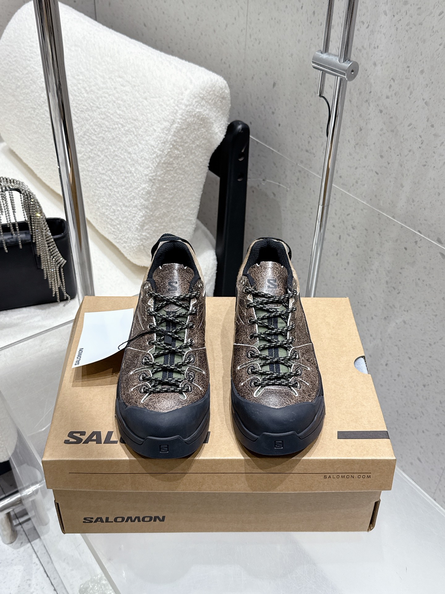 NO:650418,The top version of the Salomon XT6 series cross-country running shoes, sports shoes and tennis shoes are specially designed for long-distance cross-country runners who pursue excellent comfort. The upper has a very thick white rubber on the toe. The upper is mainly made of specific cowhide and horse hair craftsmanship, and a layer of creel upper is added on the side. It does not affect the breathability while enhancing the overall strength of the upper. The half-sock-style tongue is wrapped with fabric padding for comfort without constricting the feet, providing full comfort.  And there are upturned designs on the inside of the arch and around the heel to better fit the foot. Fabric cowhide floral leather and horse hair foam outsole. Size female 35-39 male 40-44 (40 female and 45 male are custom-made and non-refundable), casual shoes/sports shoes, sneakers, cowhide19860909顶级版 萨洛蒙 SALOMON XT6系列越野跑鞋运动鞋 网球鞋 专为追求卓越舒适性的长距离越野跑者设计 鞋面 鞋头有非常厚实的白色压胶 鞋面主要为特定牛皮拼马毛工艺 并在侧身再加了一层纱架鞋面 在不影响透气性的同时增强了鞋面的整体强度 半袜套式鞋舌内有织物填充包裹舒适不勒脚 舒适度拉满 且足弓内侧与后跟周围都有上翻设计 更加贴合足部 面料牛皮花皮拼马毛发泡大底 码数女35-39 男40-44（女40 男45定做不退换）,休闲鞋/运动鞋,sneakers,cowhide,Women's Shoes