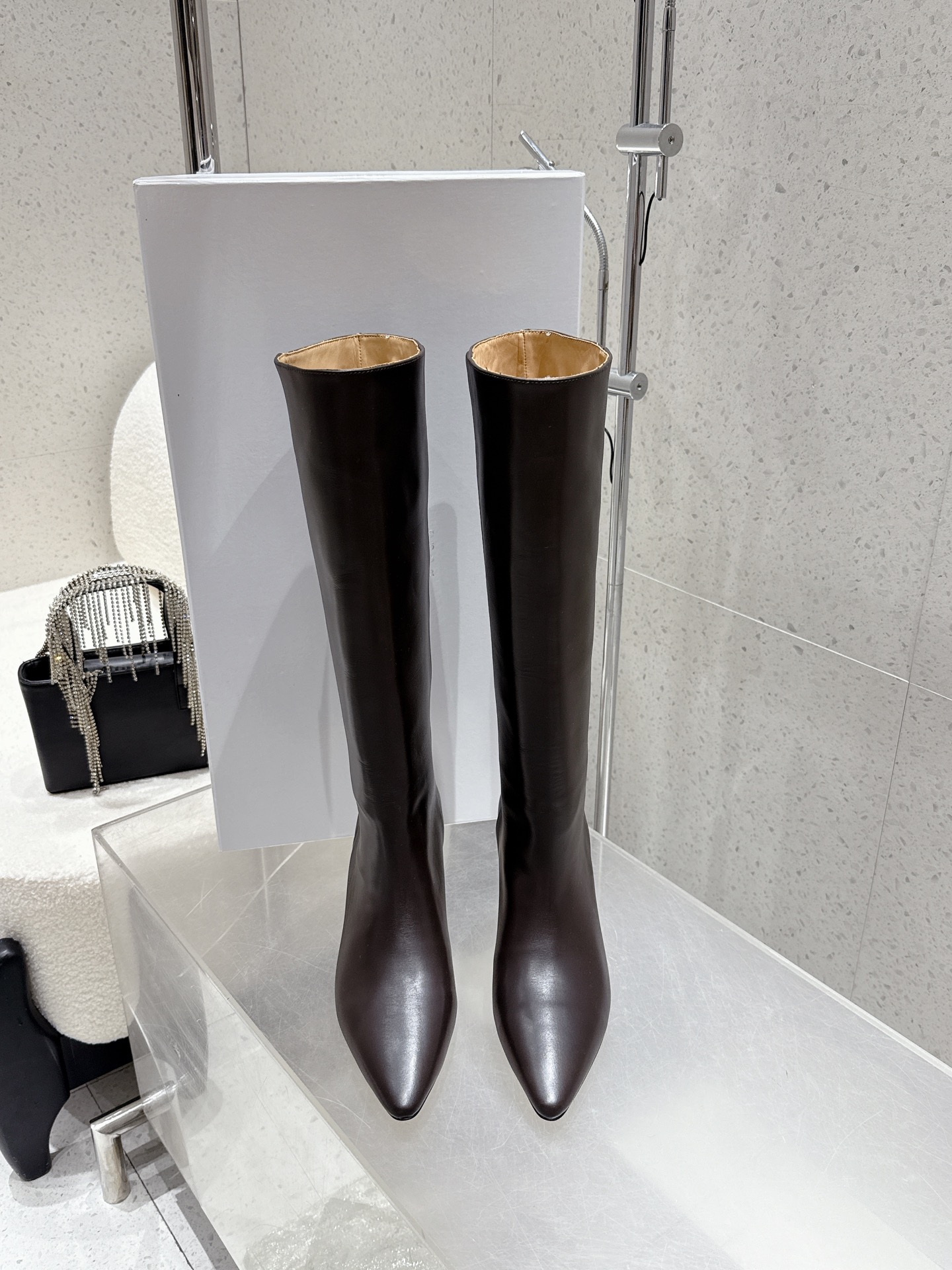 NO:650395,Short boots 390 boots Maison Margiela Maison Margiela MM6 new sexy high-heeled short boots for autumn and winter, high boots, knight boots, Martin boots, last-shaped versatile slim feet yyds. The shape is three-dimensional and full, the high-heeled queen style is very handsome, comfortable on the feet, very retro style, full of aura, very classic pointed toe style, perfect details, cool and trendy... Upper calfskin/sheep lining, foot pads!  Genuine leather outsole Size: 35-39 (40 is custom-made and non-returnable), boots, masion margiela, masion margiela, boots, cowhide, sheep, Leather soles19860909短靴390 长靴 Maison Margiela 马吉拉MM6 秋冬新款性感高跟短靴 高筒靴 骑士靴 马丁靴 楦型百搭瘦脚yyds.造型立体饱满,高跟女王款帅气十足 上脚舒适 非常复古风、气场十足,尖头风格非常经典 细节完美 酷炫 潮派... 鞋面小牛皮/羊猄 牛里、垫脚！真皮大底 Size: 35-39（40定做不退换）,靴子,masion margiela,masion margiela,boots,cowhide,sheep,Leather soles,Women's Shoes