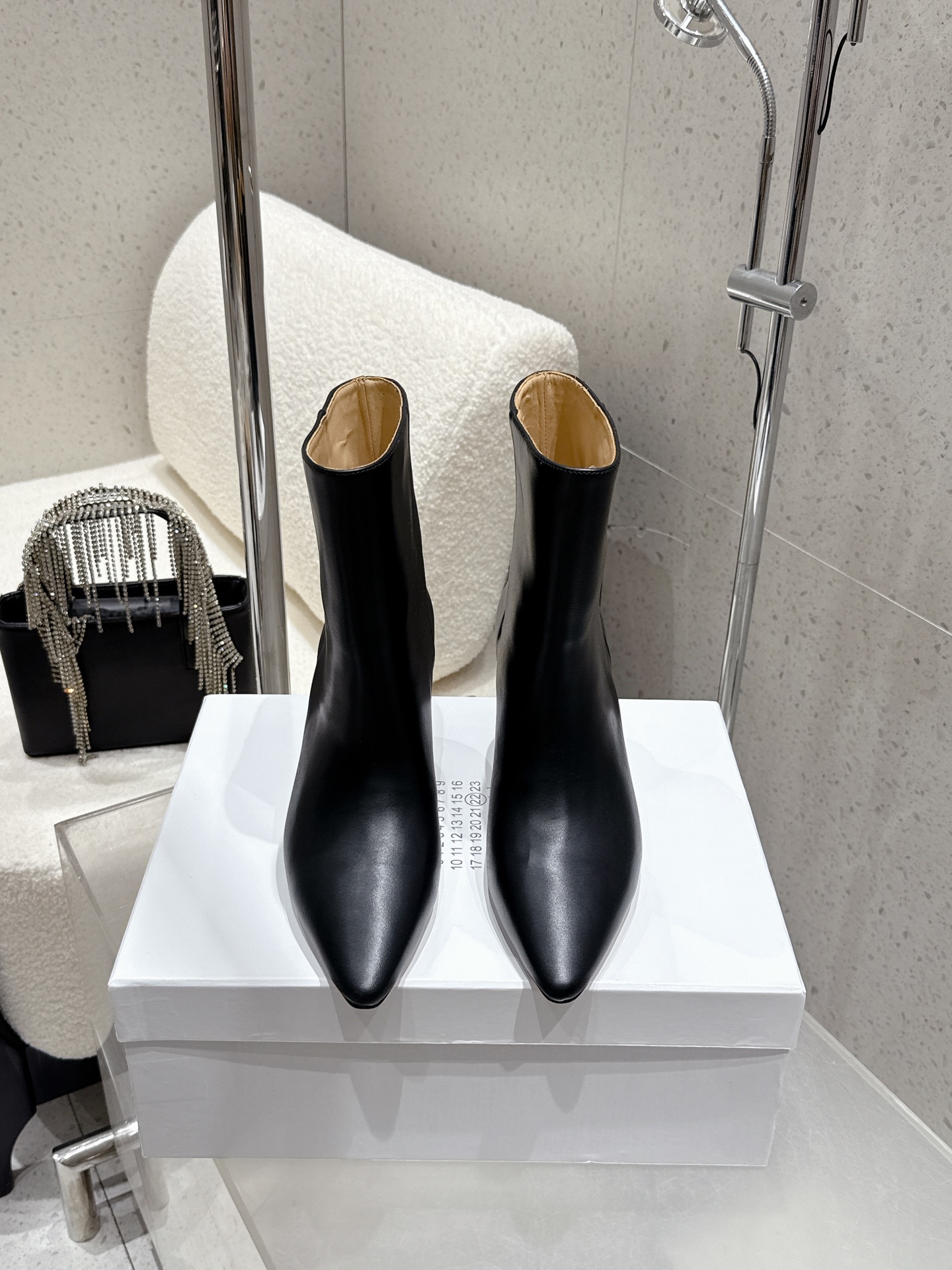 NO:650401,Short boots, long boots 480 Maison Margiela MM6 new sexy high-heeled short boots for autumn and winter, high boots, knight boots, Martin boots, last-shaped versatile slim foot yyds. The shape is three-dimensional and full, the high-heeled queen style is very handsome and comfortable on the feet. Very retro style, full of aura, pointed toe style is very classic, perfect details, cool and trendy... Upper calfskin/sheep lining, foot pads!  Genuine leather outsole Size: 35-39 (40 is custom-made and non-returnable), boots, masion margiela, masion margiela, boots, cowhide, sheep, Leather soles19860909短靴 长靴480 Maison Margiela 马吉拉MM6 秋冬新款性感高跟短靴 高筒靴 骑士靴 马丁靴 楦型百搭瘦脚yyds.造型立体饱满,高跟女王款帅气十足 上脚舒适 非常复古风、气场十足,尖头风格非常经典 细节完美 酷炫 潮派... 鞋面小牛皮/羊猄 牛里、垫脚！真皮大底 Size: 35-39（40定做不退换）,靴子,masion margiela,masion margiela,boots,cowhide,sheep,Leather soles,Women's Shoes