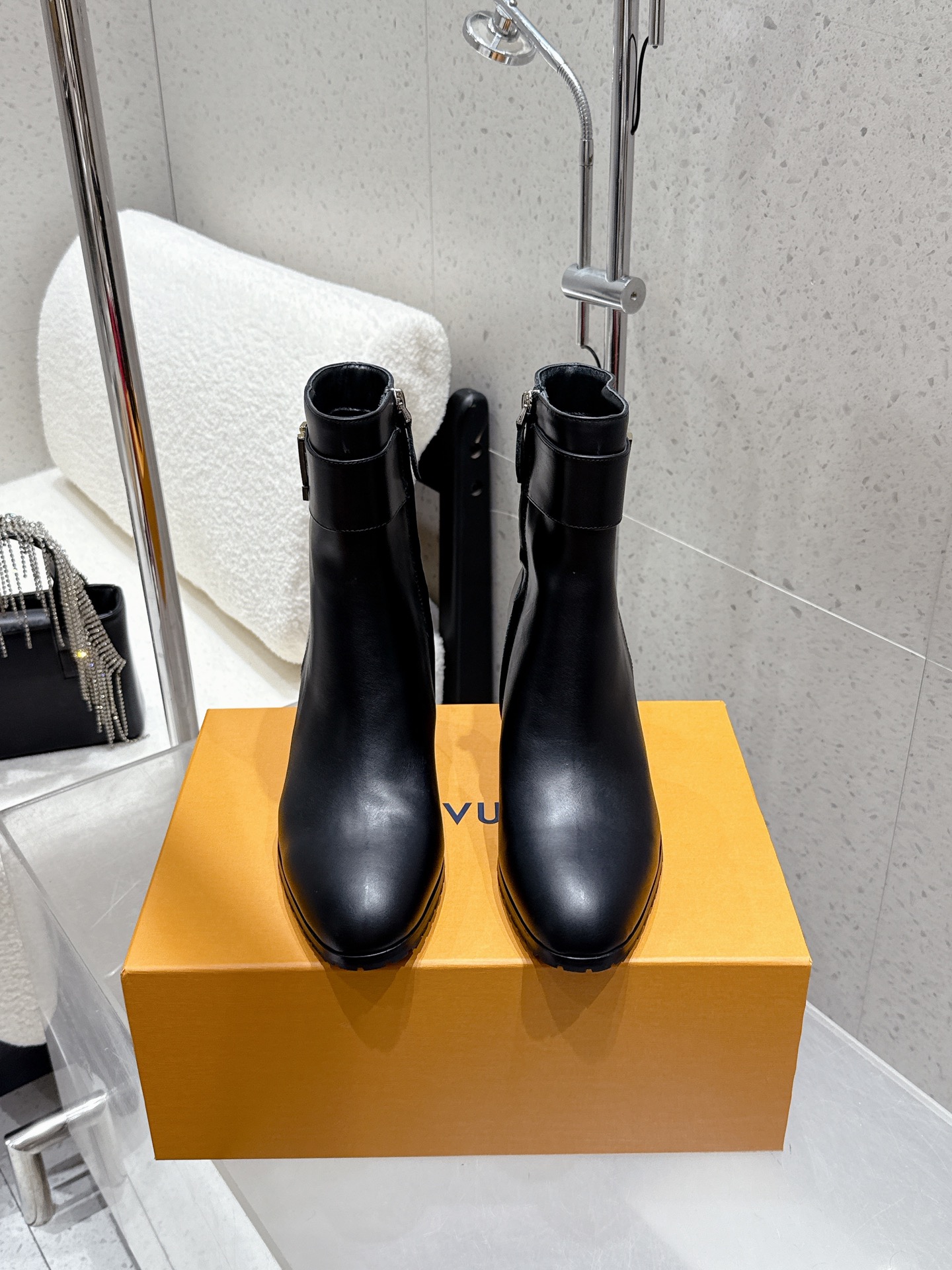 NO:650410,Louis vuitton 25ss new autumn and winter LV thick heel side zipper short boots bare boots calfskin upper/presbyopia cowhide lining sheepskin sole original custom outsole size 35-39 (40.41 custom-made non-returnable), boots, louis vuitton, louis vuitton, boots, cowhide, sheepskin19860909Louis vuitton 25ss秋冬新款 LV粗跟侧拉链短靴 裸靴 鞋面小牛皮/老花牛皮 内里垫脚羊皮 鞋底原版定制大底 码数35-39（40.41定做不退换）,靴子,louis vuitton,louis vuitton,boots,cowhide,sheepskin,Women's Shoes