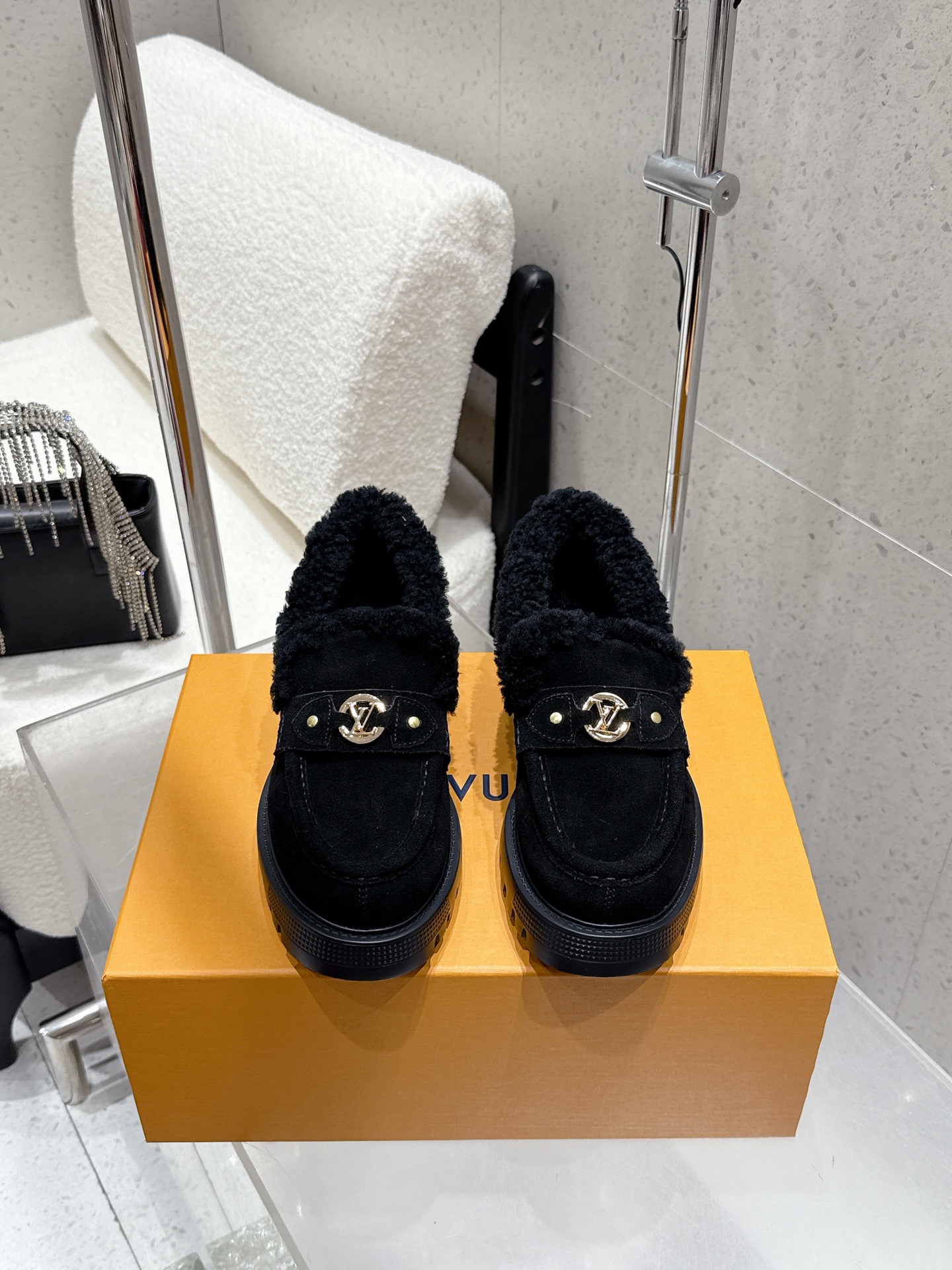 NO:650390,LOUIS VUITTON 25ss LV new winter thick-soled wool-lined casual shoes, loafers and fur shoes. These loafers are made of high-mercerized suede leather with a light and comfortable body. The thick EVA outsole is embellished with eye-catching ridges, and the trendy attitude of being both strong and soft makes it an everyday choice. The upper is imported high-mercerized suede, and the lining is imported wool. The outsole is original open-molded anti-slip outsole.  Size 35-41 (40.41 customized, non-refundable), loafers, louis vuitton, louis vuitton, loafers19860909LOUIS VUITTON 25ss LV 冬季新款厚底羊毛里休闲鞋乐福鞋毛毛鞋 本款乐福鞋以高丝光反绒皮革裁出轻盈舒适鞋身.厚实 EVA外底点缀醒目凸纹,亦刚亦柔的潮流姿态成就日常佳选. 鞋面进口高丝光反绒皮 内里进口羊毛 大底原版开模防滑大底 码数35-41（40.41订做不退换）,乐福鞋毛毛鞋,louis vuitton,louis vuitton,loafers,Women's Shoes