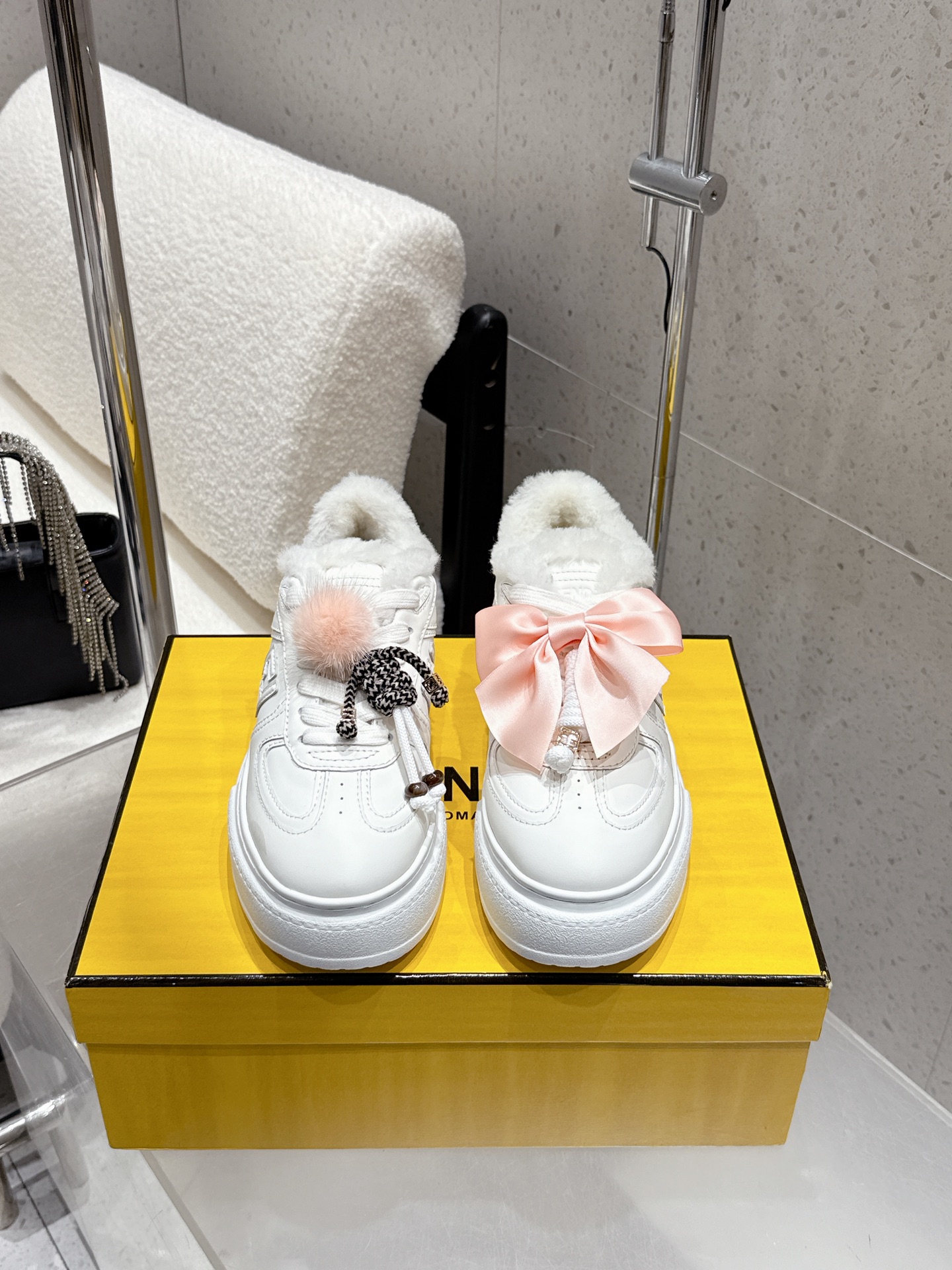 NO:650385,Top version FENDI Fendi 2025Match Platfo Wool lining Biscuit shoes Bread shoes Charm Thick-soled round-toe lace-up sneakers Casual shoes Furry shoes Original purchase, development and production Designer Kim Jones's first sneaker fendi match is similar to LV's Trainer basketball sneakers. FF retro design is added. The upper is made of suede and mesh stitching. The double F logo raised on the side is lined with terry velvet lining.  The upper foot is super soft, light and comfortable to match with a sweater, full of youthful feeling. The fabric is original custom-made imported first-layer cowhide/mesh cloth. The lining is imported custom-made real wool. The sole is original molded ultra-light foam material. The bottom thickness is 5CM. Size: #女 models 35-40 (custom-made for 40, non-refundable), casual shoes/sports shoes, fendi, fendi, louis vuitton, louis vuitton, tom.  ford,sneakers,hoodie,sweatshirts,cowhide,chamois leather19860909顶级版本 FENDI芬迪 2025Match Platfo 羊毛里 饼干鞋面包鞋 吊饰 厚底圆头系带板鞋休闲鞋毛毛鞋 原版购入开发 做货 设计师Kim Jones打造的首款运动鞋fendi match 和LV驴牌的Trainer篮球运动鞋 鞋型差不多 添加了FF复古的设计 鞋面采用麂皮和网布拼接组合 侧面凸起的双F logo内里采用毛巾绒里 上脚超级柔软 轻便 舒适搭配卫衣 少年感满满 面料原版定制进口头层牛皮/网布 内里进口定制真羊毛 鞋底原版开模超轻发泡材质 底厚5CM Size: #女款35-40（40定做不退换）,休闲鞋/运动鞋,fendi,fendi,louis vuitton,louis vuitton,tom ford,sneakers,hoodie,sweatshirts,cowhide,chamois leather,Women's Shoes