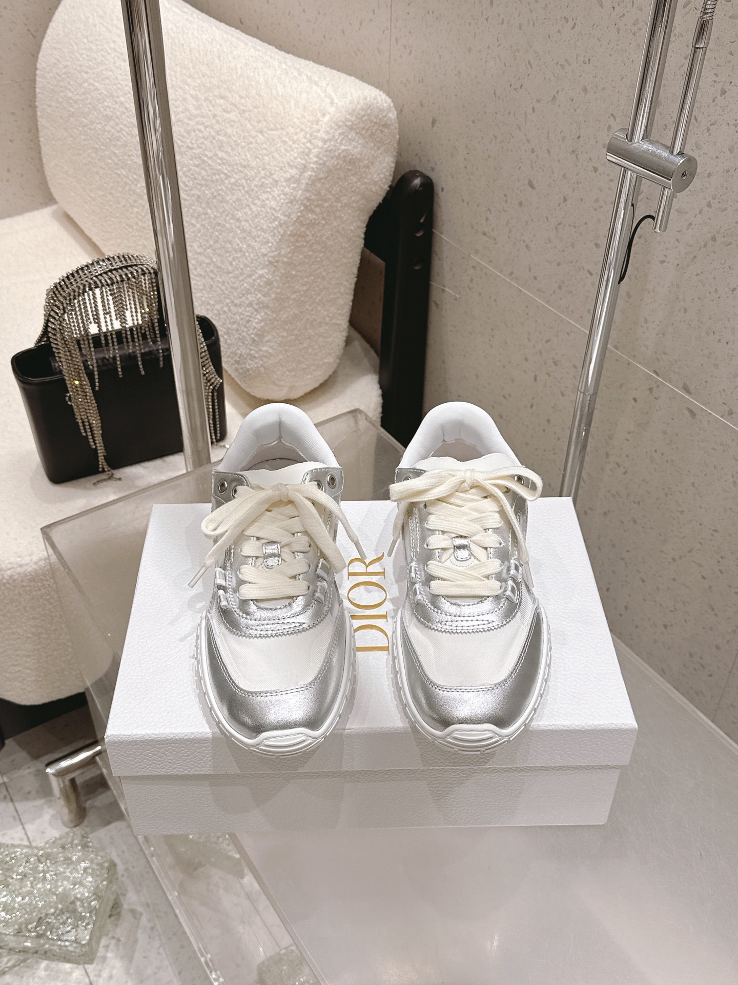 NO:650447,Purchasing-grade Dior 26 spring and summer new style couples casual shoes moral training shoes. The upper is made of suede and mesh. The upper is carefully made, and the front is decorated with same-tone suede cowhide panels. It has a lace-up design and is easy to put on and take off. The thick bottom makes it appear taller and slimmer. It can be worn with both trousers and skirts. It can be salty or sweet. Highly recommended. Perfect for all kinds of matches. Original last type. Super comfortable on the feet. Original mesh inner fabric.  Upper suede and mesh stitching, lining sheepskin, outsole Tpu Size for men and women 35-45 (40 for women and 45 for men, custom made and non-returnable), casual shoes/sports shoes, dior, dior, sneakers, skirts, cowhide, sheepskin, chamois leather19860909代购级 Dior 迪奥 26春夏新款 情侣 休闲鞋 德训鞋 鞋面采用麂皮和网面拼接 精心制作,正面饰以同色调绒面牛皮革镶片, 系带设计,穿脱方便,底厚显高显瘦小能手 既能配裤装又能配裙装可咸可甜超级推荐,百搭完美 原版楦型 上脚超舒服原版内里网布 鞋面麂皮和网面拼接 内里羊皮 大底Tpu Size男女35-45（女40男45订做不退换）,休闲鞋/运动鞋,dior,dior,sneakers,skirts,cowhide,sheepskin,chamois leather,Women's Shoes