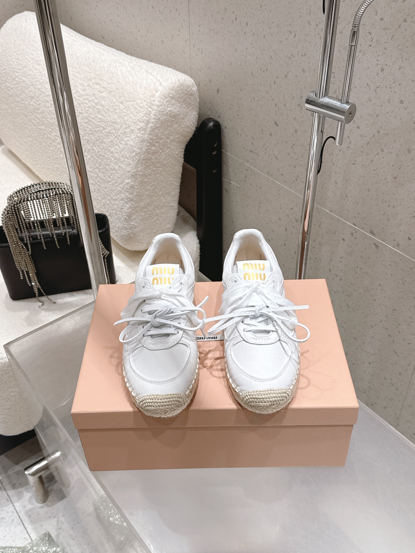 NO:650440,Purchasing agent Miumiu 25ss new autumn and winter woven hemp rope fisherman's shoes latest catwalk series classic upgrades comfort and fashionability. Every color combination looks good, and the design matches different style needs. Upper grade A high mercerized cow velvet, hand-woven raffia. Lining lining A grade high mercerized cow velvet. Outsole rubber sole.  Size35-40 (40 orders are not returnable), casual shoes/sports shoes, miumiu, sneakers, espadrilles19860909代购级 Miumiu 25ss 秋冬新款 编织麻绳渔夫鞋 最新走秀系列 经典升级 舒适度与时髦度并存 每个颜色搭配都好看,设计搭配不同风格需求 鞋面A级高丝光胎牛绒,拉菲草手工编织 内里A级高丝光胎牛绒 大底橡胶底 Size35-40（40订做不退换）,休闲鞋/运动鞋,miumiu,sneakers,espadrilles,Women's Shoes