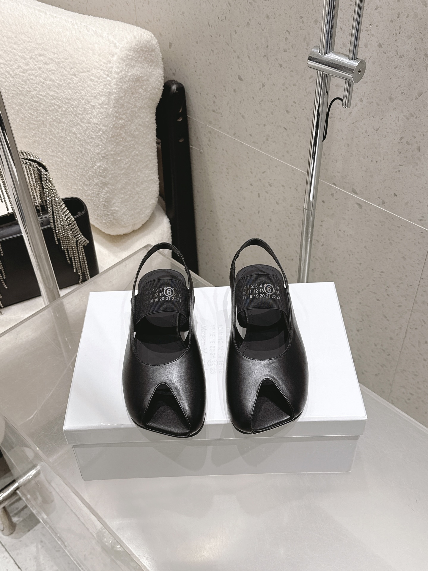 NO:650433,High version Maison Margiela 26 2026 early spring new MM6 Margiela letter elastic band Mary Jane flat sandals———————— MM6 is the most popular genius designer brand in the past two years. Its simple design and luxurious texture will make you put it down. If you don’t want to hit the streets, you can check out this brand. It is relatively niche but is so easy to match. You can see this brand everywhere on Instagram and Xiaohongshu!  BS original custom-made upper, original custom-made cowhide, imported sheepskin lining, cowhide foot pads, outsole, original Italian leather outsole, high flat heel, size 35-39 (40.41 can be customized), sandals, masion margiela, masion margiela, sandals, mary jane, cowhide, sheepskin, Leather soles19860909高版本 Maison Margiela马吉拉 26 2026早春新款 MM6马吉拉字母弹力带玛丽珍平底凉鞋———————— MM6作为这两年最受欢迎的鬼才设计师品牌,设计简单、奢华的质感让你爱不释手 不想满大街撞款的可以看看这个品牌,比较小众却又是那么好搭配,ins、小红书随处可见这个品牌的身影 ！BS原版定制 鞋面原版特定制牛皮 内里进口羊皮内里 牛皮垫脚 大底原版意大利真皮大底 跟高平底 码数35-39（40.41可定做）,凉鞋,masion margiela,masion margiela,sandals,mary jane,cowhide,sheepskin,Leather soles,Women's Shoes