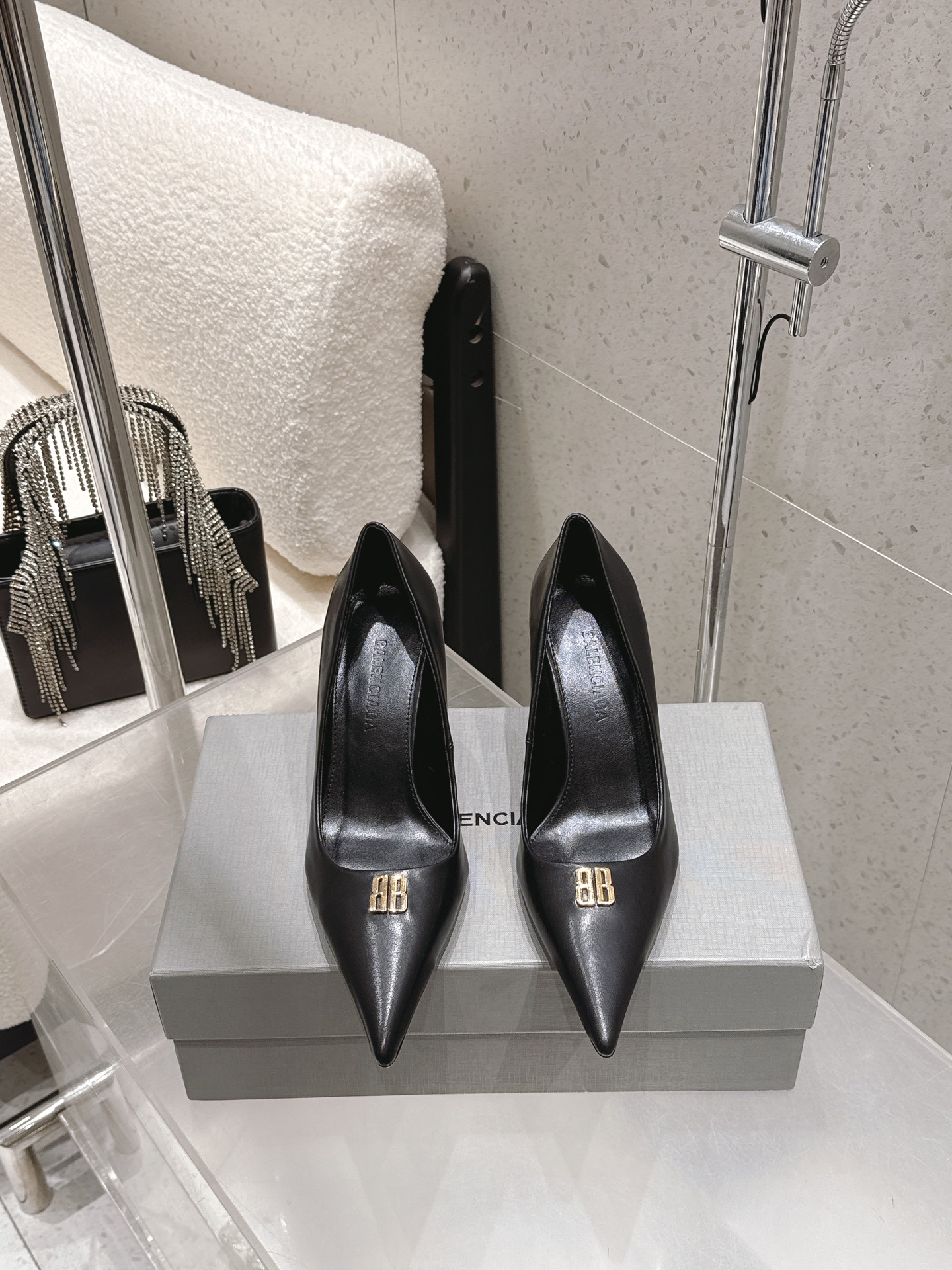 NO:650426,High version Balenciaga 26/ Spring new style Double B button pointed toe Balenciaga’s products are very good at capturing women’s hearts!  Simply stunning!  Your feet are sparkling!  And it’s very versatile!  This year’s new styles are starting to come in bright and vibrant colors!  I also hope that all women will be bright!  !  Material: imported sheepskin/cowhide, lining sheepskin, outsole, genuine leather outsole imported from Italy, heel height 8.5cm, Size#35-40 (40 orders are not returnable), high-heeled shoes, balenciaga, balenciaga, high heels, cowhide, sheepskin, Leather soles19860909高版本 Balenciaga 巴黎世家 26/ 春季新款 双B 扣尖头 巴黎世家出的都很会拿捏女人心！简直美呆了！上脚熠熠生辉！而且也很百搭！今年的新款开始出现明亮鲜艳的颜色！也希望女性都明媚！！ 材质进口羊皮/牛皮 内里羊里 大底意大利进口真皮大底 跟高8.5cm Size#35-40（40订做不退换）,高跟鞋单鞋,balenciaga,balenciaga,high heels,cowhide,sheepskin,Leather soles,Women's Shoes