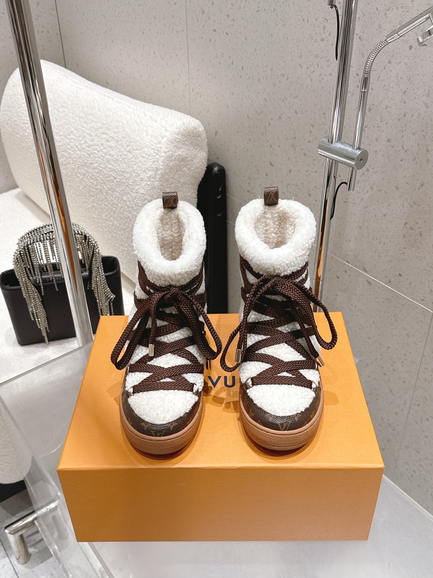 NO:650417,LV 25Ss autumn and winter new Louis vuiteeon OUD lace-up high-top wool classic old-fashioned leather lace-up thick-soled wool and ankle boots. This oud lace-up high-top is constructed with comfortable shearling and classic Monogram canvas to create a comfortable and warm eye-catching structure. It is a trendy addition to the Ski series and can be seamlessly switched between snow sports and urban streets. The cross laces are embellished with glossy eyelets and the rubber outsole expresses the logo. It can be seamlessly switched between winter holidays and urban life.  The upper is custom-made old flower leather/lamb wool, the lining is made of wool, the sole is original open-molded TPU rubber outsole, the size is 35-39 (40.41 is customized and non-refundable), snow boots, louis vuitton, louis vuitton, boots19860909LV 25Ss秋冬新款Louis vuiteeon OUD 系带高帮羊毛 经典老花皮系带厚底羊毛及踝靴 本款 oud 系带高帮以舒适羊毛皮及经典Monogram帆布构筑舒暖瞩目构型,为Ski系列再添潮流一员,可在雪道运动与城市街头间无缝切换.交叉鞋带点缀亮泽孔眼,橡胶外底抒写标识.可于冬日假期与都市生活间无缝切换. 鞋面定制老花皮/羊羔毛 内里垫脚羊毛 鞋底原版开模TPU橡胶大底 码数35-39（40.41定做不退换）,雪地靴,louis vuitton,louis vuitton,boots,Women's Shoes