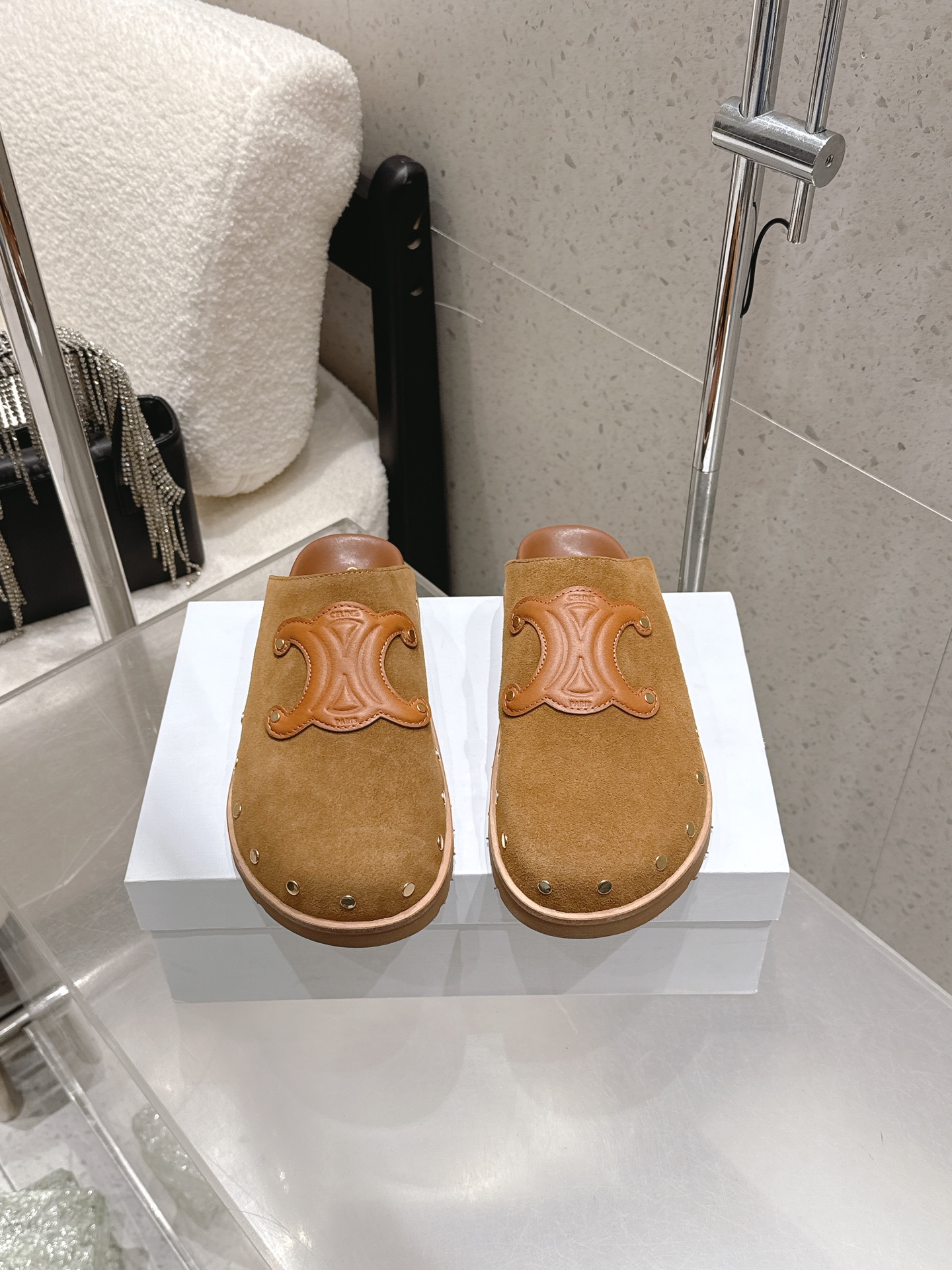 NO:650409,High version leather Mauri Celine Celine 2026ss spring and summer new Birkenstock retro half-pack slippers, full of high-end sense, internet celebrity ins grass planting artifact, very retro style, full of aura, design style is very novel, high-end and very comfortable. Original customization embossed Celine logo highlights the brand charm, cowhide fabric is super soft and comfortable. High mercerized cow suede fabric, mixed sheepskin lining/wool lining, outsole, wear-resistant velvet + non-slip rubber outsole  Size 35-39 (customized at 40.41), semi-slippers, celine, slippers, cowhide, sheepskin19860909高版本皮里 毛里 Celine 塞琳 2026ss春夏新款勃肯复古半包拖鞋,高级感十足 网红ins种草神器、非常复古风、气场十足单品、设计风格非常新颖、高档且非常舒适.原版定制 压印Celine标志彰显品牌魅力,牛皮面料超级柔软舒适度很好 面料高丝光牛反绒 内里混种羊皮内里/羊毛内里 大底耐磨绒+防滑橡胶大底 码数35-39（40.41订做）,半拖毛毛鞋,celine,slippers,cowhide,sheepskin,Women's Shoes