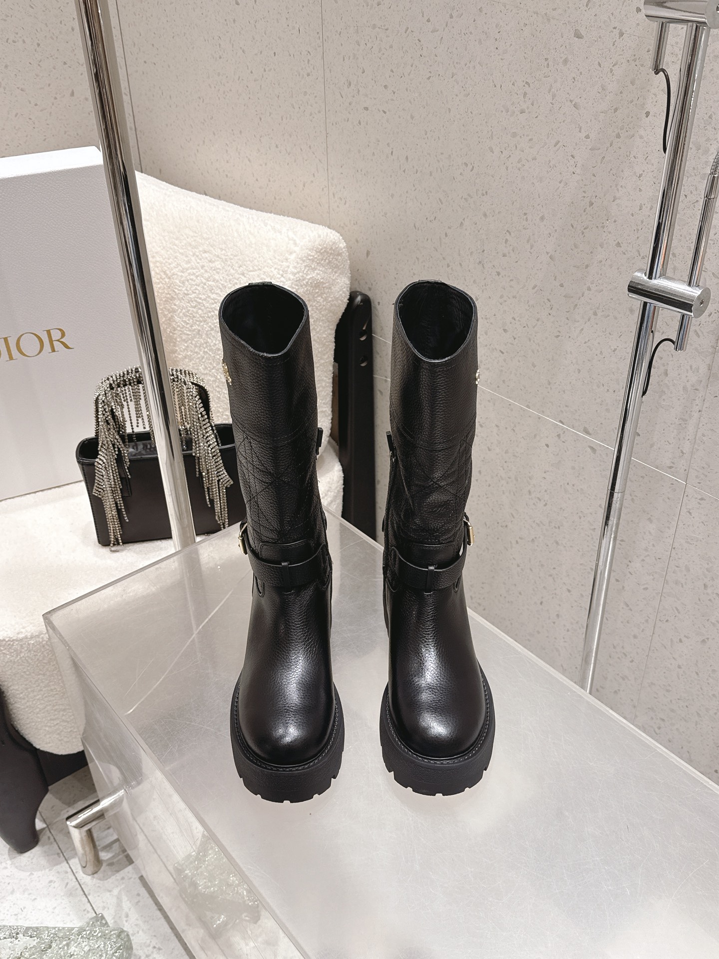NO:651337,Leather surface Fabric surface Dior Dior new autumn and winter Martin boots Mid-calf boots Chelsea boots Knight boots 1:1 replica of the original version The highest version on the market The upper is made of calf leather Spliced with the latest imported technology electric embroidered cotton cloth The last shape is versatile and slim The shape is three-dimensional and full Fashionable and high-end atmosphere Home essential item for daily travel No matter the occasion Multi-color optional Upper imported cowhide Outsole: Original wear-resistant outsole Size Female 35-41  (40 41 customized),boots,dior,dior,boots,cowhide19860909牛皮面 布面 Dior 迪奥 秋冬新款马丁靴 中筒靴 切尔西短靴 骑士靴 1:1原版复刻 市面最高版本 鞋面采用小牛皮 拼接最新进口科技电绣棉布面 楦型百搭显瘦 造型立体饱满 时髦高端大气 居家 日常出行必备单品 不挑场合 多色可选 鞋面进口牛皮 大底: 原版耐磨大底 Size女35-41 (40 41 定做),靴子,dior,dior,boots,cowhide,Women's Shoes