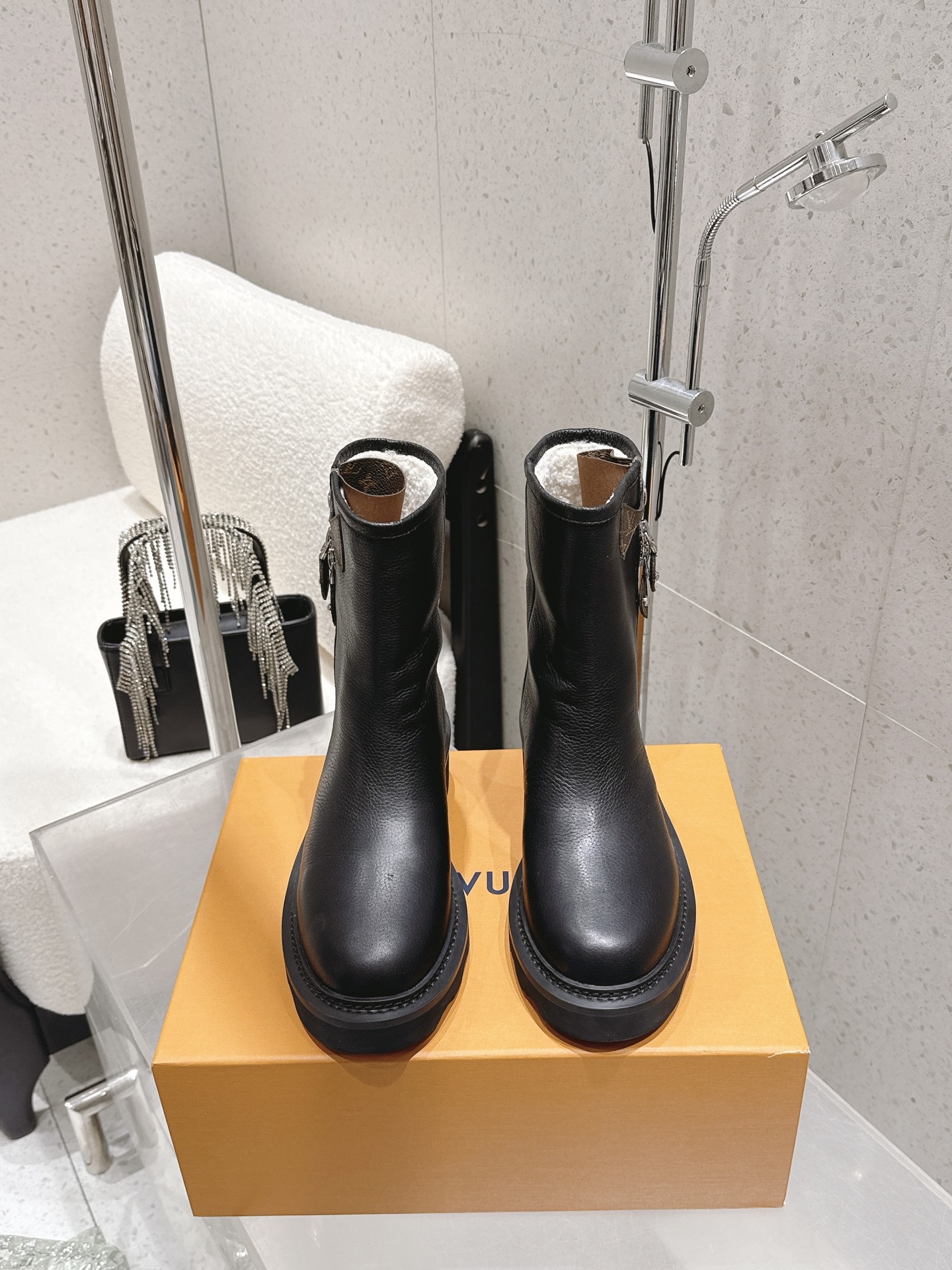 NO:651371,Louis vuitton 25ss new autumn and winter style LV round toe side zipper short boots naked boots upper cowhide/presbyopia leather lining cowhide/wool sole original molded custom rubber outsole size 35-39 (40.41 custom-made non-returnable), boots, louis vuitton, louis vuitton, boots, cowhide19860909Louis vuitton 25ss秋冬新款 LV圆头 侧拉链 短靴 裸靴 鞋面牛皮/老花皮 内里垫脚牛皮/羊毛 鞋底原版开模定制橡胶大底 码数35-39（40.41定做不退换）,靴子,louis vuitton,louis vuitton,boots,cowhide,Women's Shoes