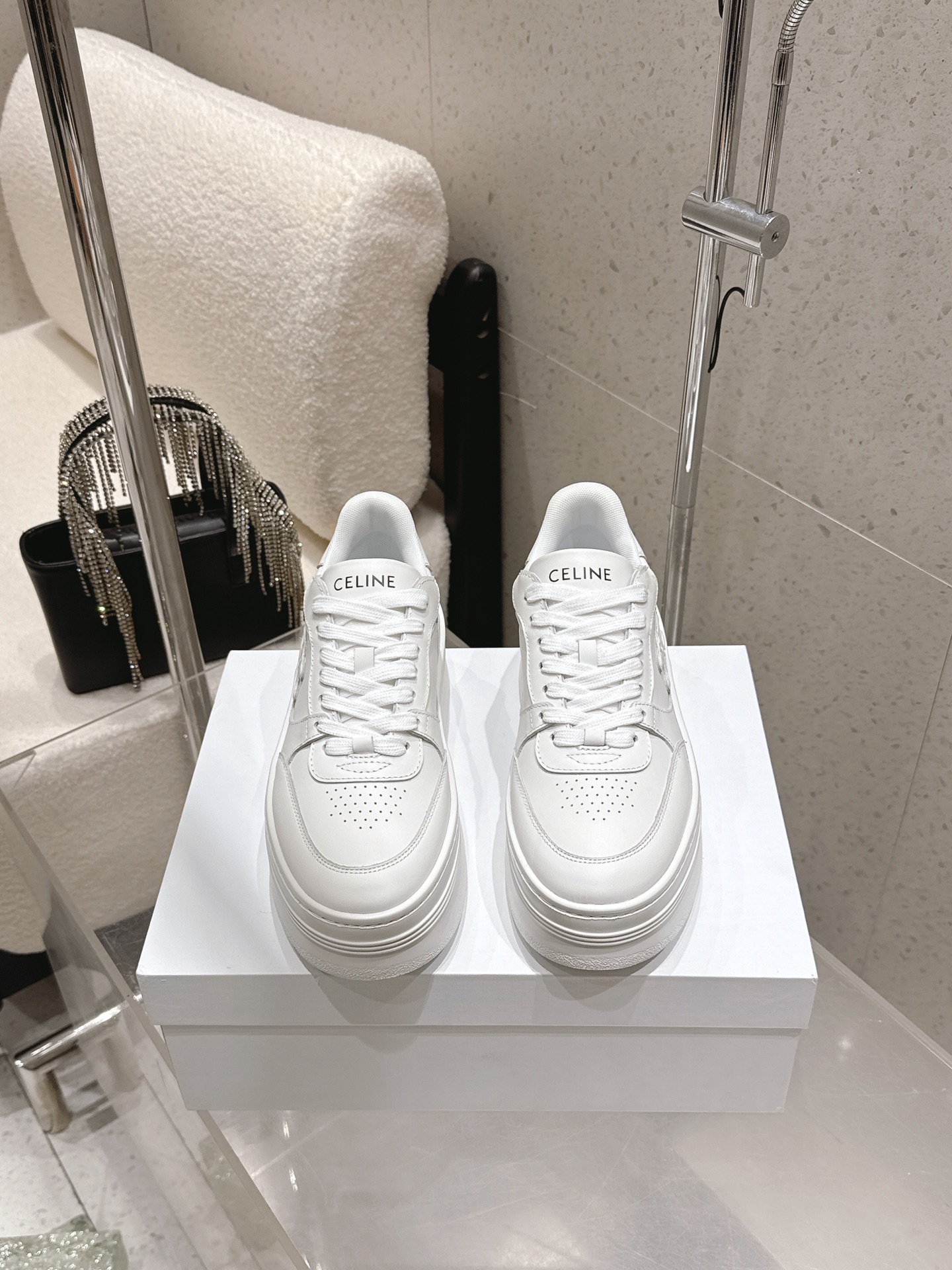 NO:669475,CELINE 26SS thick-soled lace-up casual sneakers TRIOMPHE leather patch instantly injects fresh and feminine charm into this BLOCK sneaker. I love it. It can be matched as you like. Whether it is flared jeans, a skirt or a dress, it can be easily controlled, adding unique charm to your look and turning you into a fashionista in an instant. Imported cow velvet/cowhide leather upper, original breathable mesh lining, outsole, ultra-light EVA outsole  Size#35-41 (female 40 41 custom-made, non-returnable), casual shoes/sports shoes, celine, celine, sneakers, skirts, jeans, cowhide19860909CELINE赛琳 26SS 厚底 系带 休闲 运动鞋 TRIOMPHE 皮革贴饰,瞬间给这款 BLOCK 运动鞋注入了清新柔美的魅力,爱了爱了.搭配起来那叫一个随心所欲,无论是喇叭牛仔裤、半身裙还是连衣裙,它都能轻松驾驭,为你的造型增添别致魅力,让你秒变时尚达人 鞋面进口牛绒/牛皮 内里原版透气网里 大底超轻EVA大底 Size#35-41（女40 41定做不退换）,休闲鞋/运动鞋,celine,celine,sneakers,skirts,jeans,cowhide,Women's Shoes