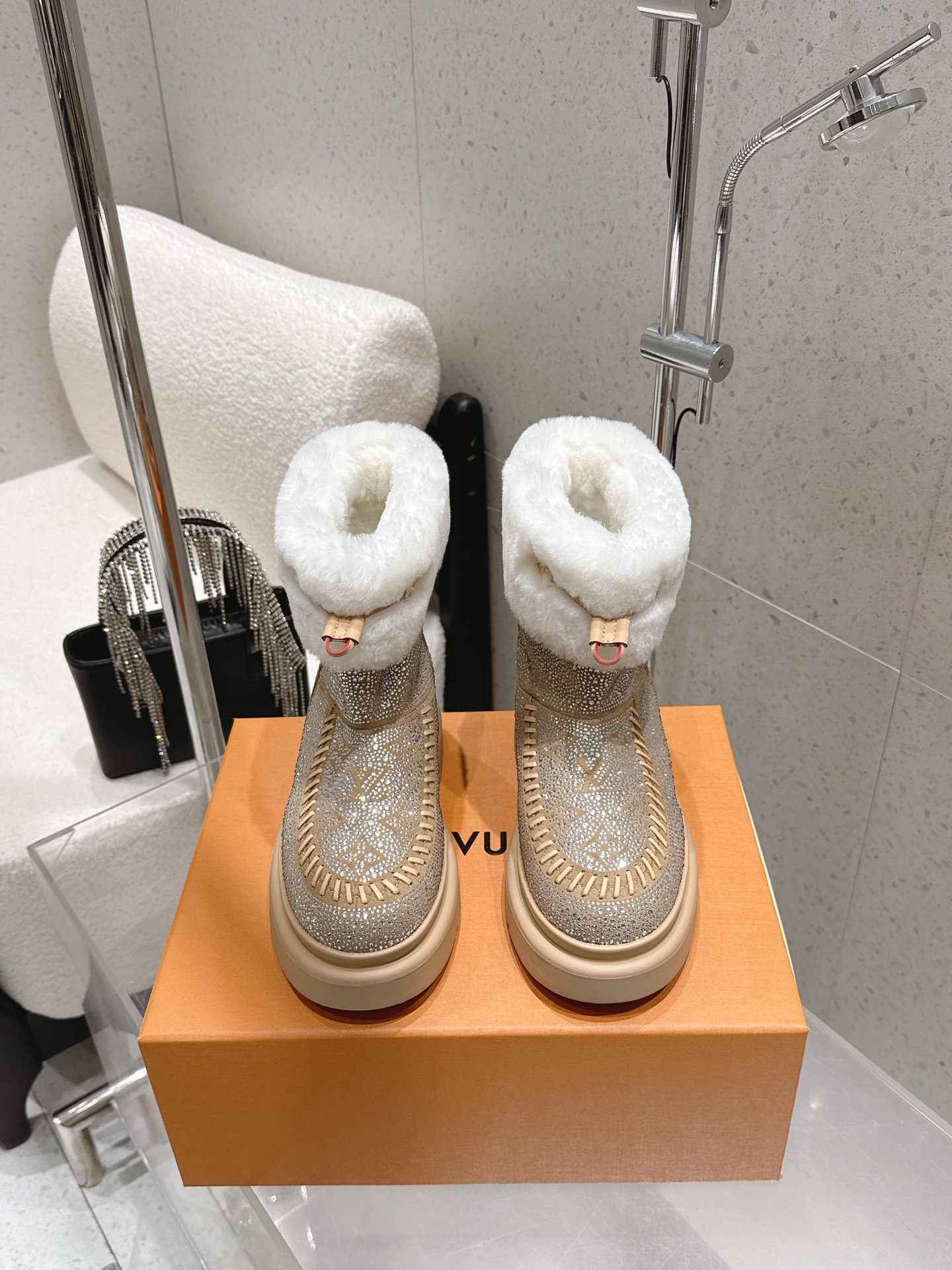 NO:669523,Top version LOUIS VUITTON 25/ Autumn and winter hot model SKI ski series Cortina thick bottom LV winter ski series Monogram, highly recognizable! The interior is made of soft sheepskin, which is perfect for keeping warm. The thick rubber sole is non-slip and is about 6cm taller. It is perfect for cold weather. It is easy to put on and take off. It is fashionable to match or match, comfortable and practical. It is a must-have item for winter travel! Fabric: cow suede/hot rhinestone, original wool lining, original molded outsole, Size#35-41 (40.41 custom-made, non-returnable), snow boots, louis vuitton, louis vuitton, boots, sheepskin19860909顶级版本 LOUIS VUITTON 25/ 秋冬爆款 SKI滑雪系列 Cortina 厚底 LV冬季滑雪系列Monogram,辦识度超高！内里柔软羊皮毛,保暖力满分,厚底橡胶鞋底防滑又增高约6cm,超适合寒冷天气穿,穿脱方便,搭配或都很时髦,舒适又实用,是冬季出行必备单品！ 面料牛反绒/烫钻 内里原版羊毛里 鞋底原版开模大底 Size#35-41（40.41订做不退换）,雪地靴,louis vuitton,louis vuitton,boots,sheepskin,Women's Shoes