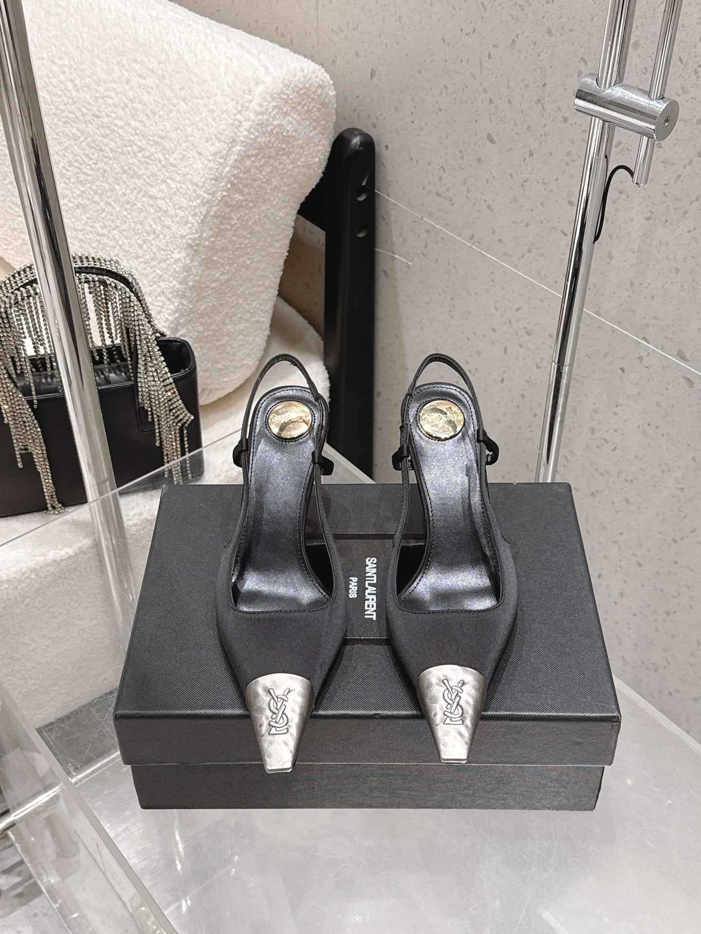 NO:669515,SAINT LAUREN* Saint Laurent Spring/Summer 26/ Brand logo metal toe high-heeled shoes with empty back sandals. How can a YSL woman live without a pair of good-to-wear shoes? My classic design, fashion heritage. YSL designers perfectly blend classic and modern to create this simple yet stylish leather high heel.  Whether it is daily travel or special occasions, YSL leather high heels can perfectly complement your style. Zhibu multi-functional matching, fashionable and changeable. The versatility of this high heel allows it to be easily matched with various clothing. Whether it is casual or elegant evening dress, YSL leather high heels can be perfectly integrated to show your changeable fashion attitude.  Original silk/cowhide upper, cowhide lining, heel height 7.5cm, genuine leather outsole, size 35-40 (40 customized, non-refundable), high-heeled sandals, saint laurent, saint laurent, saint laurent, sandals, high heels, cowhide, real silk, Leather soles19860909SAINT LAUREN* 圣罗兰 26春夏/ 品牌logo金属头高跟鞋后空凉鞋 成为 YSL的女人怎么离得开一双好穿的 我经典设计,时尚传承 YSL的设计师们将经典与现代完美融合,打造出这款简约而不失格调的皮革高跟. 无论是日常出行还是特殊场合,YSL皮革高跟都能完美衬托你的风采.芝步多功能搭配,时尚多变这款高跟的多功能性,让它能够轻松搭配各种服饰.无论是休闲的,还是优雅的晚礼服,YSL皮革高跟都能完美融入,展现出你多变的时尚态度． 鞋面原版真丝/牛皮 内里牛皮 跟高7.5cm 大底真皮大底 码数35-40（40定制不退换）,高跟鞋凉鞋,saint laurent,saint laurent,saint laurent,sandals,high heels,cowhide,real silk,Leather soles,Women's Shoes