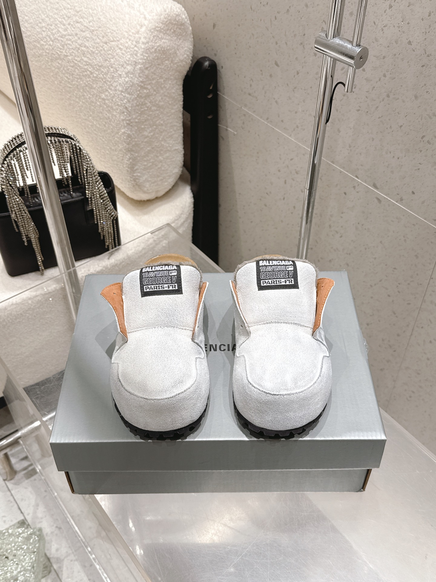 NO:669510,Balenciaga's 26 spring and summer launches retro lazy style breaded Birkenstock shoes, thick-soled small round toe half slippers, Balenciaga has made a new move, the 2026 spring series non-catwalk model 'Dumbo Mule' Mule shoes are officially unveiled, seizing the trend with its unique design!  This wave of genderless series covers mules and boots, made of distressed suede, with white, black and khaki colors suitable for a variety of styles. The round toe + oversized tongue has a retro and relaxed feel, the embroidered label on the tongue hides brand genes, and the cork insole is superimposed with a comfortable buff, which is both fashionable and practical. Size: 35-39 (customized in size 40), half drag, balenciaga, balenciaga, boots, slippers19860909Balenciaga 巴黎世家26春夏开启复古慵懒风面包勃肯鞋 厚底小圆头包头半拖鞋 Balenciaga 又搞新动作 2026 春季系列非走秀款「Dumbo Mule」穆勒鞋正式亮相,凭独特设计抢占潮流视野！ 这波无性别系列涵盖穆勒鞋与短靴,用做旧绒面革打造,白、黑、卡其色适配多元风格.圆形鞋头+超大鞋舌自带复古松弛感,鞋舌刺绣标签暗藏品牌基因,软木鞋垫叠加舒适buff,时髦与实穿性拉满. 码数:35-39码(40定做),半拖,balenciaga,balenciaga,boots,slippers,Women's Shoes