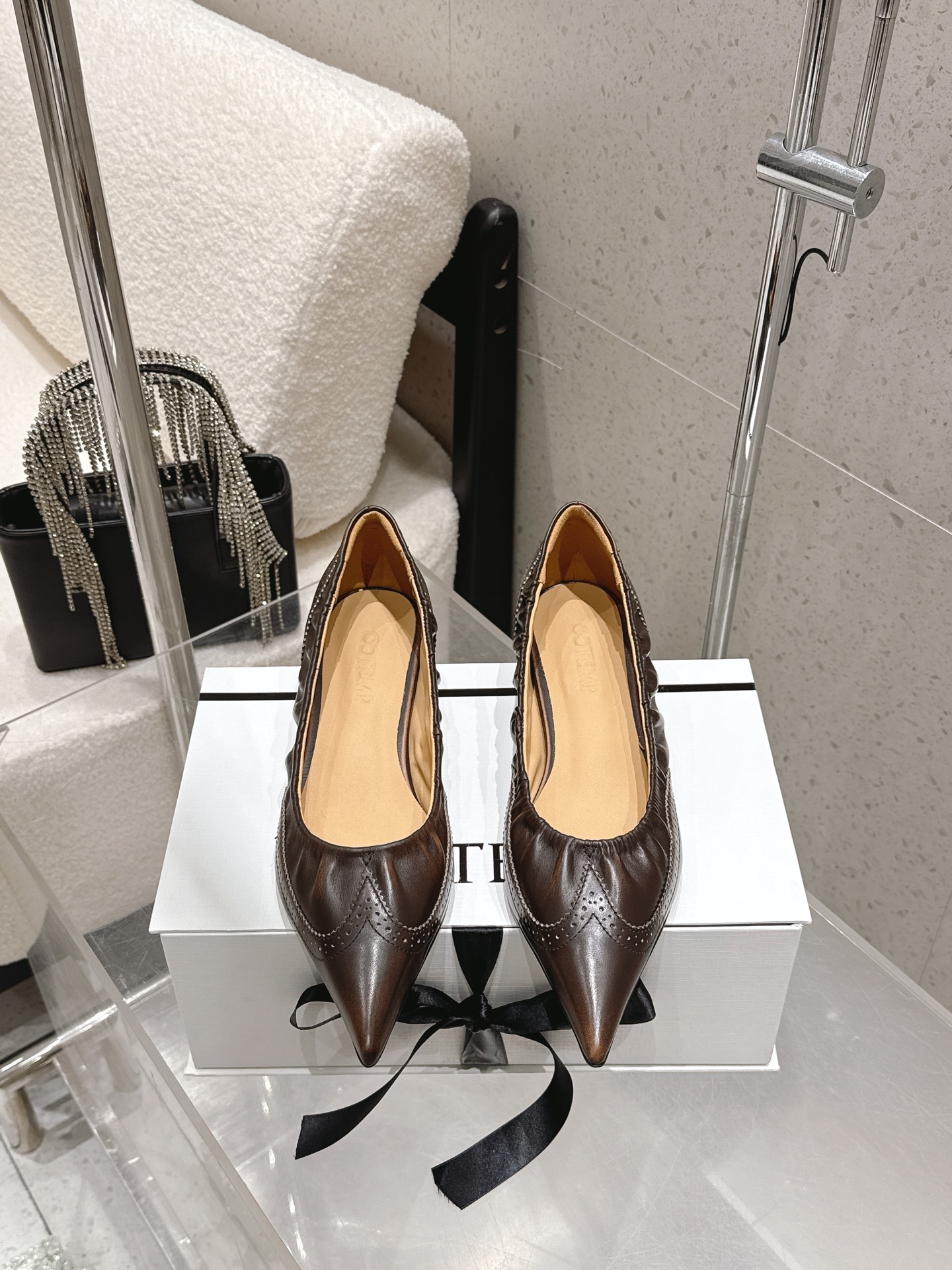 NO:669504,Cotemp niche trendy brand 26ss early spring new style retro distressed rivet brogue kitten heel single shoe pointed toe kitten heel shoe series is a special model, made of calfskin material. The whole pair of shoes exudes a scattered metallic luster. The pseudo-hand nailing process is used to ensure that the upper can be evenly covered and has a great sense of layering, making it very gorgeous and flexible when walking.  The flat and narrow design of pointed-toe shoes starts from the sole of the foot and gradually narrows from wide to better wrapping the foot!  The upper is made of original imported lambskin, the lining is cowhide, the heel height is 3cm, the sole is original custom-made Italian leather outsole, the size is 35-39 (40 is custom-made, non-refundable), high-heeled shoes, high heels, cowhide, sheepskin, Leather soles19860909Cotemp 小众潮牌 26ss早春新款 复古做旧 铆钉 布洛克 小猫跟 单鞋 尖头猫跟鞋系列中较为特别的款,采用小牛皮材质 整双鞋履散发着错落的金属光泽. 采用拟手工打钉工艺,确保鞋面能均匀覆 极具层次感,行走时十分华丽灵动. 尖头鞋扁窄型的设计,是从脚掌处开始由宽逐渐收窄这样能够更好地包裹足部！ 鞋面采用原版进口小羊皮 内里垫脚牛皮 跟高3cm 鞋底原版定制意大利真皮大底 码数35-39（40 订做不退换）,高跟鞋单鞋,high heels,cowhide,sheepskin,Leather soles,Women's Shoes