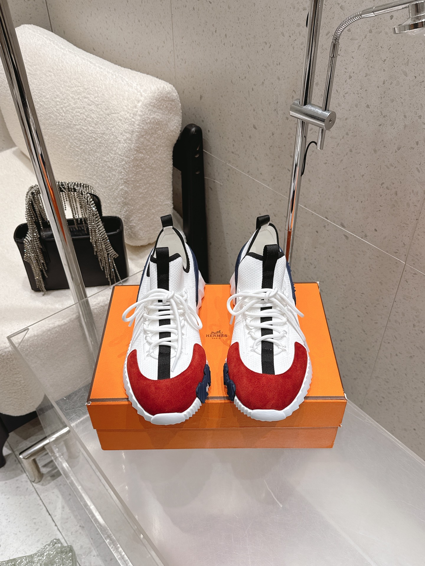 NO:669499,Top version Men's model 10 Hermes Hermes new cowhide and mesh lace-up couple's white shoes casual sports shoes two-color couple's version The weight itself is very light and very comfortable for daily wear, just buy it!  The color scheme is also very cool, low-key yet eye-catching!  Knitted and calf leather are free of laces. The lightweight sole is decorated with contrasting patterns to create a versatile urban style. Upper: calf leather with customized mesh. Lambskin lining. Outsole is ultra-light TPU·rubber; two-color molded outsole. Ultra-high quality control·fine workmanship: highlights (high-end·luxury·grade) Height increase: 3.5cm Size: 35-45 (female 40  Men's 45 (customized), casual shoes/sports shoes, hermes, hermes, sneakers, cowhide, sheepskin19860909顶级版本 男款10 Hermes 爱马仕 新款牛皮拼网面系带情侣款小白鞋 休闲运动鞋 双色情侣款 本身重量很轻,日常穿着很舒服,买就对了！配色也很绝 低调又抢眼！ 针织和小牛皮免系带. 轻盈鞋底装饰撞色图案,打造百搭都市风格. 鞋面: 小牛皮搭配定制网面 内里垫脚小羊皮 大底超轻tpu·橡胶;双色成型大底 超高品控·做工精细:凸显(高端·贵气·档次) 增高: 3.5cm 尺码: 35-45（女40 男45定做）,休闲鞋/运动鞋,hermes,hermes,sneakers,cowhide,sheepskin,Women's Shoes