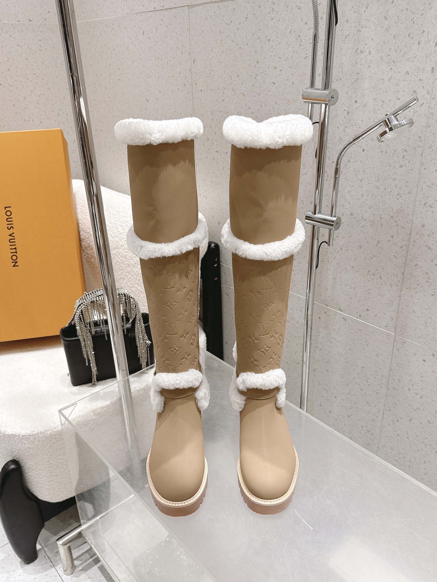 NO:669496,Louis Vuitton Louis Vuitton Louis Vuitton LV 25ss autumn and winter · super hot catwalk style, wool-lined thick-soled non-slip boots, appear on the covers of major fashion magazines, used by celebrities and Xiaohongshu bloggers, and are particularly stunning on your feet. You will not regret it if you close your eyes. · The combination can be salty or sweet. Very easy to wear ~ super comfortable boots. The upper is custom-made with imported tacit cowhide electric embroidery rhombus, and the lining is custom-made wool  Z-molded non-slip and wear-resistant rubber outsole, size 35-39 (40.41 can be customized and non-returnable), snow boots, louis vuitton, louis vuitton, louis vuitton, boots, cowhide19860909Louis vuitton 路易威登 LV 25ss秋冬·超大热走秀款 羊毛内里厚底防滑长靴 出现在各大时装杂志封面·各路明星、小红书博主着用,上脚尤为惊艳到你的一款,闭眼入都是不会后悔·搭配还是可咸可甜 非常方便穿着～超舒适的一款靴子 鞋面定制进口默契牛皮电绣菱格 内里定制羊毛 鞋底z模防滑耐磨橡胶大底 码数35-39 (40.41可定做不退换),雪地靴,louis vuitton,louis vuitton,louis vuitton,boots,cowhide,Women's Shoes