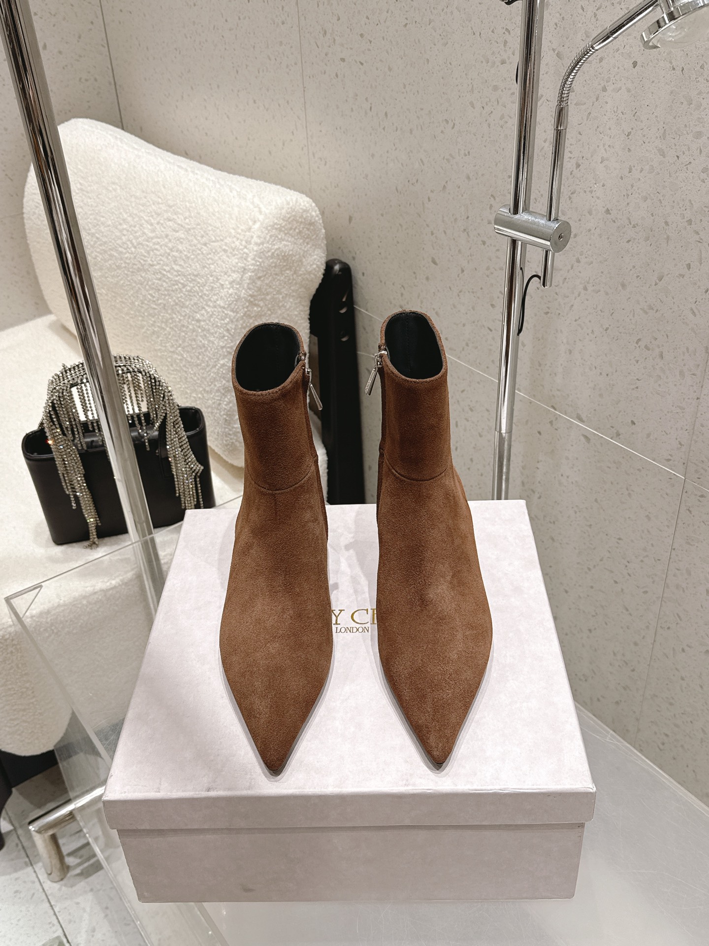 NO:669481,Short boots Long boots 500 Jimmy Choo new autumn and winter style JC pointed toe low heel side zipper short boots high boots long boots Upper calfskin/Sheep leather lining Sheepskin outsole Italian leather outsole Heel height 3.5cm Size 35/40 (40 custom made, non-refundable and non-exchangeable), boots, jimmy choo, boots, cowhide, sheepskin, sheep, Leather soles19860909短靴 长靴500 Jimmy Choo 秋冬新款 JC 尖头矮跟侧拉链 短靴 高靴 长靴 鞋面小牛皮/羊京 内里羊皮 大底意大利真皮大底 跟高3.5cm 尺码35/40（40定做不退不换）,靴子,jimmy choo,boots,cowhide,sheepskin,sheep,Leather soles,Women's Shoes