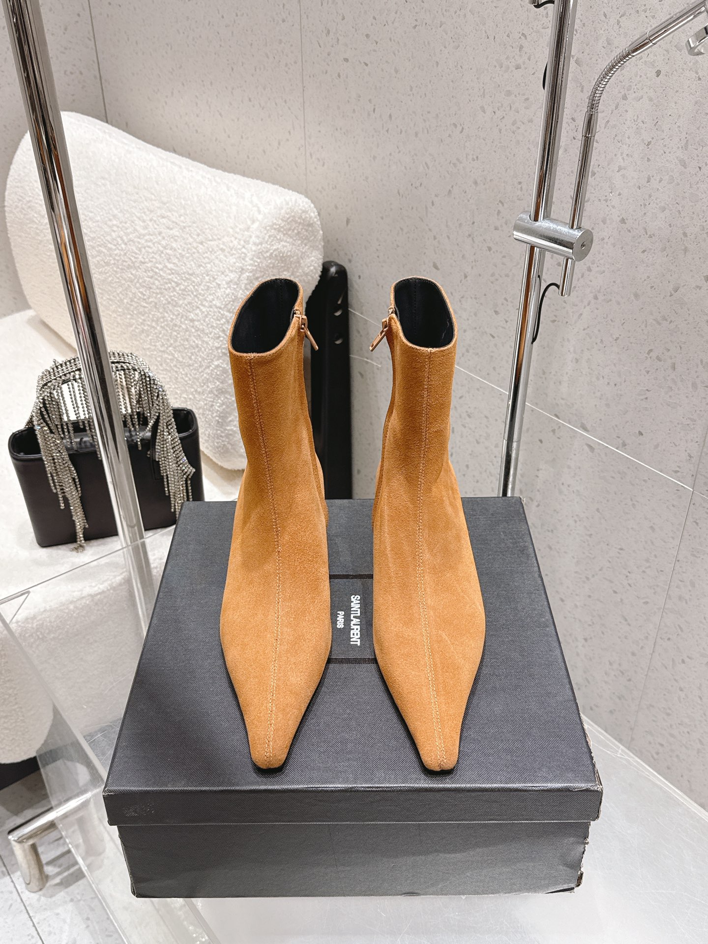 NO:669486,SAINT LAURENT YSL autumn and winter catwalk style thick-heeled short boots. Many star fashion bloggers have planted grass. Only YSL understands women's hearts best and does not accept refutation. Super invincible feminine artifact. Original molded wedge heels with perfect details. The carefully crafted body last ensures super comfortable foot feel. Customized imported cowhide for the upper. Imported cowhide lining for the sole. Italian genuine leather outsole. Heel height 3cm. Size 35-40 (40)  Custom-made (non-refundable), boots, saint laurent, saint laurent, saint laurent, boots, cowhide, Leather soles19860909SAINT LAURENT 圣罗兰 YSL 秋冬走秀款 粗跟短靴  超多明星时尚博主种草 唯有YSL最懂女人心不接受反驳超级无敌女人味神器 原版开模坡跟 细节完美对版 精雕细琢的型体楦型保证脚感超级舒服 鞋面定制进口牛皮 内里进口牛皮里 大底意大利真皮大底 跟高3cm Size35-40（40 订做不退换）,靴子,saint laurent,saint laurent,saint laurent,boots,cowhide,Leather soles,Women's Shoes