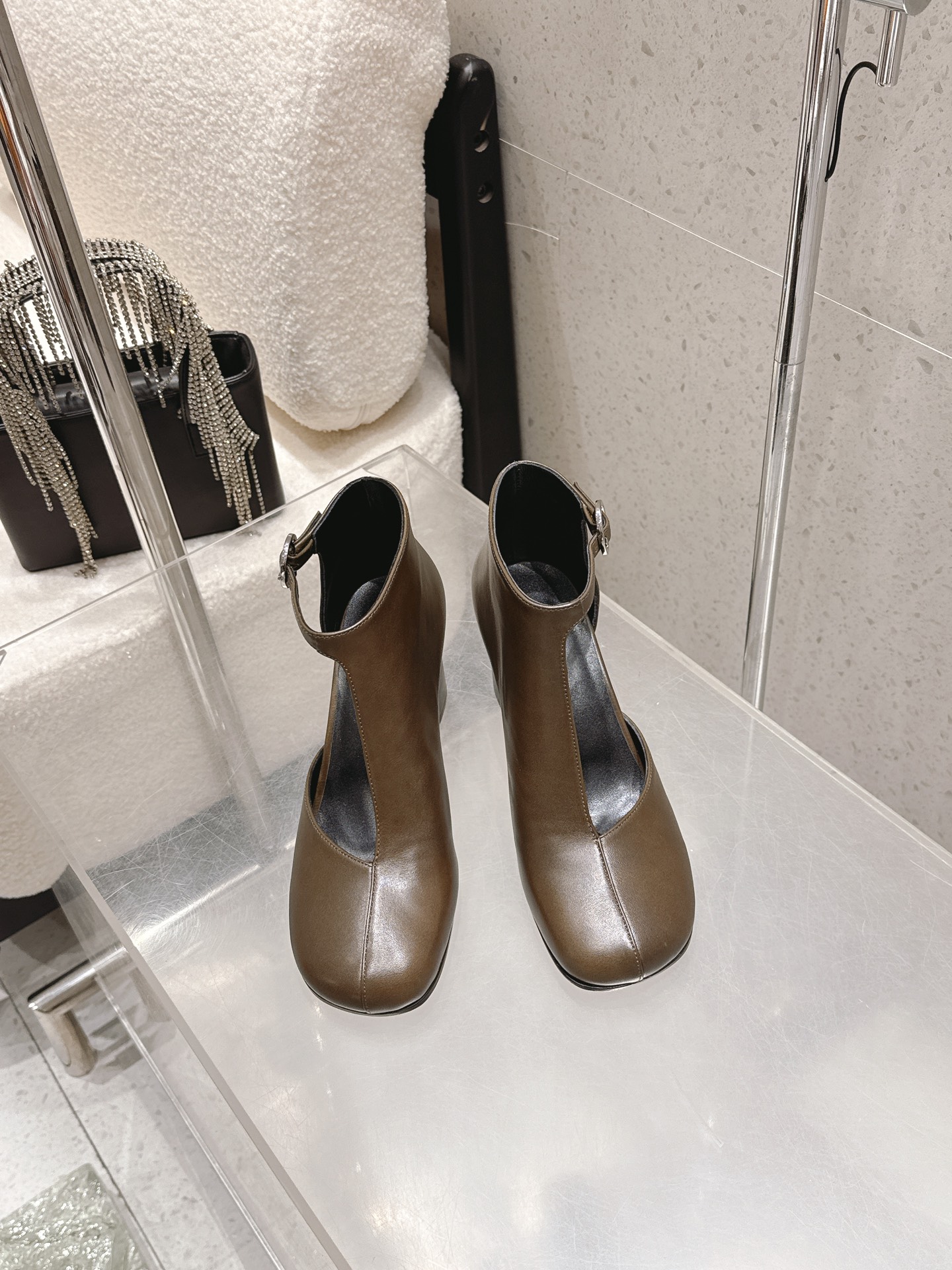 NO:669470,Lemaire round toe, thick heel, hollow short boots and high heel boots are a combination of round toe and thick heel. The shoe shape is a fusion of short boots and shallow mouth shoes. The upper is made of a hollow V-shaped cut, and is decorated with a metal ring buckle on the back ankle. The lines are simple and functional, and the thick heel design takes into account both stability and aura.  It focuses on low-saturated milk tea brown and dark gray, which are classic minimalist colors; it continues LEMAIRE's consistent minimalist and French lazy style. The design emphasizes the balance between practicality and styling, and the details show the niche and light luxury tone. Calfskin upper, sheepskin lining, leather outsole, heel height 7.5cm  size 35-40 (customized sizes 40 are non-refundable), boots, cowhide, sheepskin, Leather soles19860909Lemaire 圆头粗跟镂空短靴高跟靴 采用圆头+粗跟的组合,鞋型是短靴与浅口单鞋的融合款,鞋帮处做了镂空V型剪裁,搭配后踝的金属环扣装饰,线条简约又带有机能感,粗跟设计兼顾了稳定性与气场. 主打低饱和的奶茶棕与深灰色,是极简风的经典配色；延续了LEMAIRE一贯的极简主义与法式慵懒风格,设计强调实穿性与造型感的平衡,细节处尽显小众轻奢的调性. 鞋面小牛皮 内里羊皮 大底真皮大底 跟高7.5cm size35-40码（40码定制不退换）,靴子,boots,cowhide,sheepskin,Leather soles,Women's Shoes