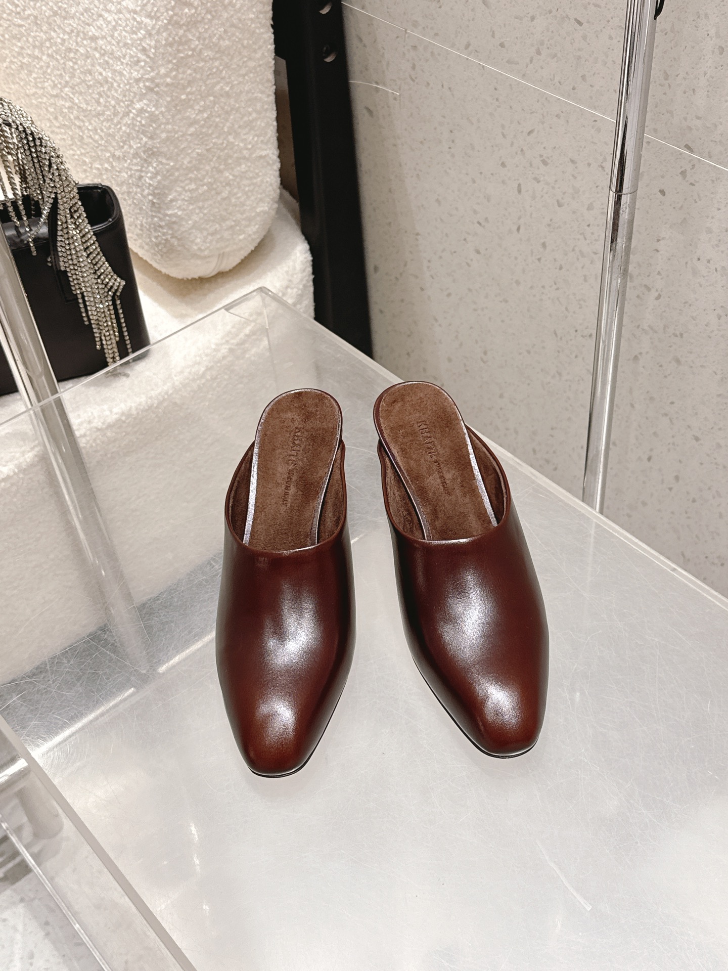 NO:669512,The niche trendy brand Khatie 26SS new spring and summer retro thick-heeled mules and slippers adopt a toe-toe mules shape and a heel-less half-mug design, which is easy to put on and take off; the low-heeled structure takes into account both fashion and comfort. The upper is made of imported cowhide, and the lining and insole are made of sheepskin, which is soft and skin-friendly;  It adopts a minimalist and high-end style without complicated decorations. The colors are classic black, off-white, and burgundy. It is highly versatile and can be adapted to various wearing scenarios such as leisure and commuting. The upper is cowhide, the lining is sheepskin, and the outsole is genuine leather. The heel height is 5.5cm, size 35-40 (40 sizes are customized and cannot be returned or exchanged), half-slip heels, high heels, slippers, cowhide, sheepskin, sheep, Leather soles19860909小众潮牌 Khatie 26SS 春夏新款 复古粗跟穆勒鞋拖鞋单鞋 采用包头穆勒拖造型,无后跟的半拖设计,穿脱便捷；低跟结构,兼顾时尚与舒适度.鞋面为进口牛皮,内里和鞋垫用羊皮,触感柔软亲肤； 走极简高级风,无复杂装饰,配色为经典的黑色、米白色、酒红色,百搭性强,可适配休闲、通勤等多种穿搭场景. 鞋面牛皮 内里羊京 大底真皮大底 跟高5.5cm size35-40码（40码定制不退换）,半拖高跟鞋,high heels,slippers,cowhide,sheepskin,sheep,Leather soles,Women's Shoes