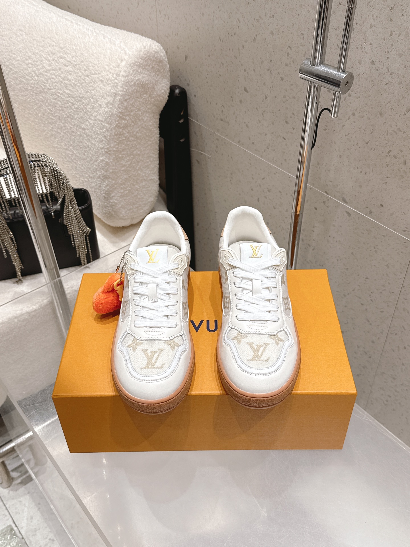NO:669506,Louis vuitton 26 spring and summer new style LV sports casual shoes, white shoes, sneakers, moral training shoes, upper tendon leather/cotton, lining sheepskin, sole original molded custom rubber outsole, size 35-39 (40.41 customized, non-returnable), casual shoes/sports shoes, louis vuitton, louis vuitton, sneakers, sheepskin19860909Louis vuitton 26春夏新款 LV运动休闲鞋 小白鞋 板鞋 德训鞋 鞋面牛筋皮/棉布 内里垫脚羊皮 鞋底原版开模定制橡胶大底 码数35-39（40.41定做不退换）,休闲鞋/运动鞋,louis vuitton,louis vuitton,sneakers,sheepskin,Women's Shoes