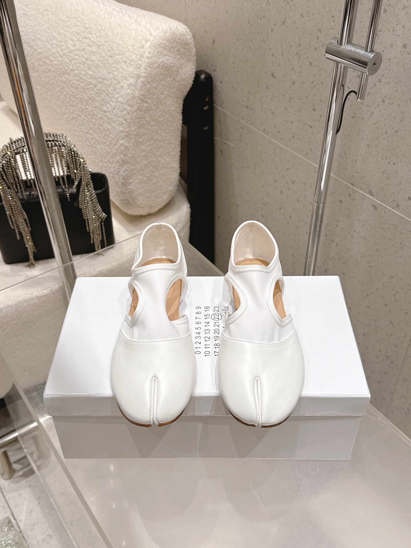 NO:669484,Maison Margiela MM6 26SS new spring and summer Mary Jane ballet shoes, elastic cloth Tabi split-toe shoes, niche design shoes, French flat shoes, comfortable and versatile for the upper foot, casual and casual. Fabric: sheepskin Lycra, sheepskin foot pads, Italian genuine leather soles, code size: 35-39 (40 custom made, non-refundable), split-toe shoes, masion margiela, masion margiela, mary jane, sheepskin19860909Maison Margiela 马吉拉 MM6 26SS春夏新品玛丽珍芭蕾舞鞋 弹力布Tabi分趾鞋 小众设计鞋法式平底单鞋 上脚舒适百搭休闲 面料:羊皮莱卡布 羊皮垫脚 意大利真皮底 码数:35-39码(40定做不退换),分趾鞋,masion margiela,masion margiela,mary jane,sheepskin,Women's Shoes