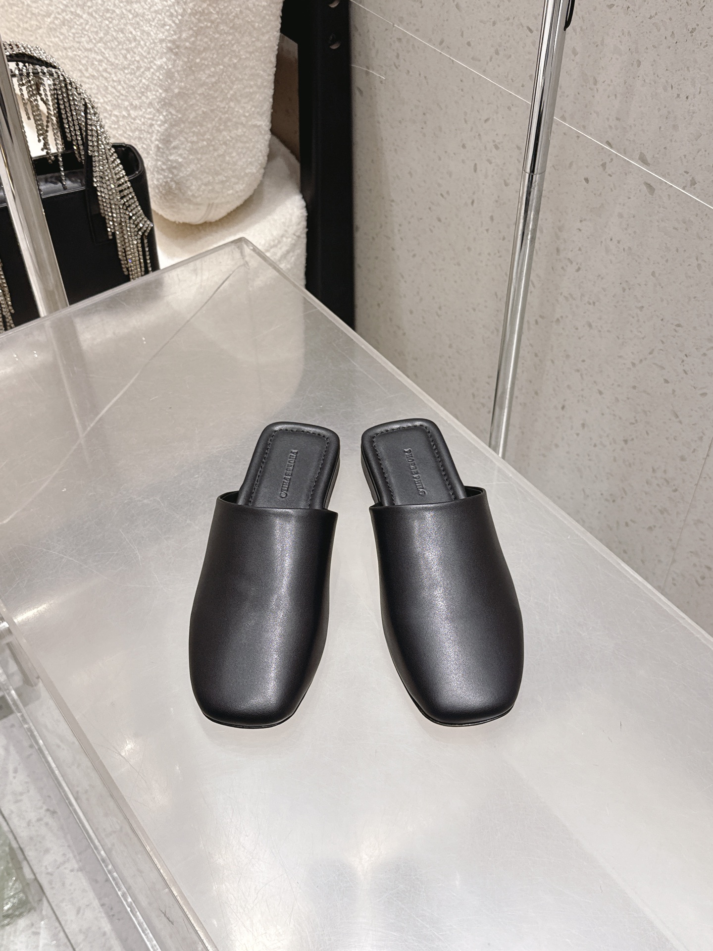 NO:679684,Phoebe Philo low-heeled mules and half slippers adopt a heelless mules style. The toe is a rounded square toe design with simple and smooth lines. It is a lazy and casual flat-soled mules type. The upper foot fits the shape of the foot and is flexible.  The upper is made of fine leather, with a soft touch and a matte high-end texture. The black model is calm and the off-white model is fresh. The leather has good breathability and wear resistance. The shoe body has no unnecessary decoration, and the minimalist solid color design is suitable for a variety of wearing styles. The splicing details at the shoe mouth add a sense of layering, and the flat bottom design ensures the comfort of daily wear. Upper cowhide leather lining sheepskin outsole genuine leather outsole Heel height 2cm  size 35-40 (customized sizes 40 are non-refundable), semi-trailers, slippers, cowhide, sheepskin, Leather soles19860909Phoebe Philo低跟穆勒鞋半拖鞋单鞋 采用无后跟的穆勒拖样式,鞋头为圆润的方头设计,线条简约流畅,属于慵懒随性的平底穆勒拖类型,上脚贴合脚型且活动灵活. 鞋面是细腻的皮革材质,触感柔软,呈现出哑光的高级质感,黑色款沉稳、米白色款清新,皮质的透气性和耐磨性也较好.鞋身无多余装饰,极简的纯色设计适配多种穿搭风格；鞋口处的拼接细节增加了层次感,平底的设计保证了日常穿着的舒适度. 鞋面牛皮 内里羊皮 大底真皮大底 跟高2cm size35-40码（40码定制不退换）,半拖,slippers,cowhide,sheepskin,Leather soles,Women's Shoes