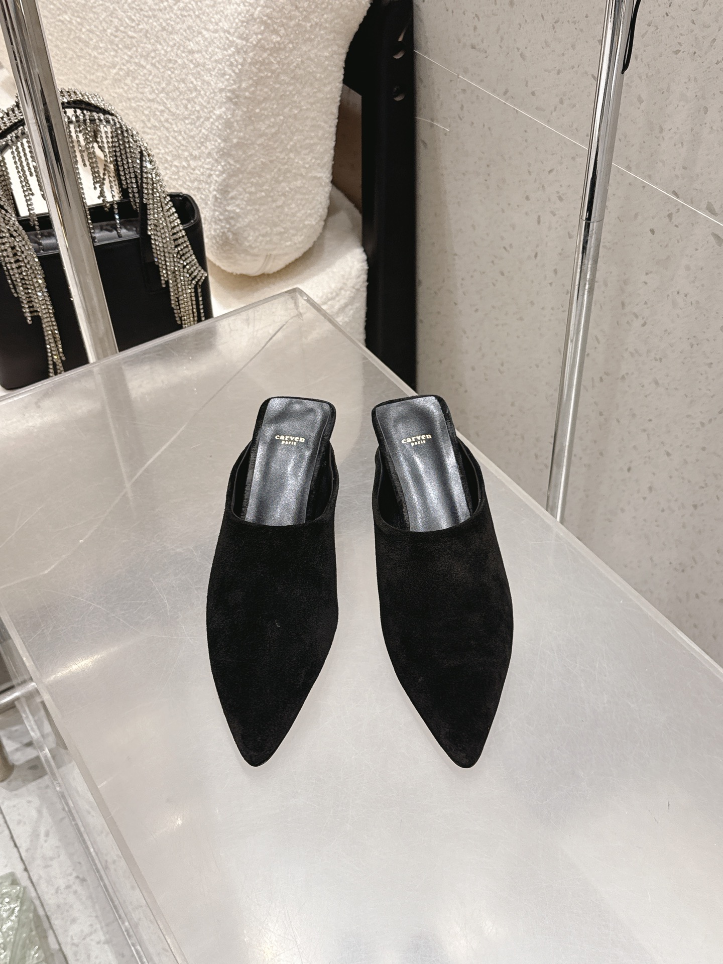 NO:679681,CARVEN 26ss new pointed-toe Mule slippers are unique in design. Simple lines outline neat outlines, showing modernity and fashion tension. Convenient slip-on style. It combines lazy casualness and exquisite style. It easily shows French elegance. It is a must-have item for creating a fashionable look. Suede upper, imported sheepskin lining, imported genuine leather outsole, height: 7cm  Size35-39 (customized at 40.41), half drag, slippers, sheepskin, chamois leather, Leather soles19860909CARVEN 26ss 新品尖头穆勒拖鞋 设计独具匠心 简约线条勾勒出利落轮廓 尽显现代感与时尚张力 一脚蹬的便捷款式 融合慵懒随性与精致格调 轻松彰显法式优雅 是打造时髦造型的必备单品 鞋面麂皮 内里进口羊皮 大底进口真皮大底 高度: 7cm Size35-39（40.41定做）,半拖,slippers,sheepskin,chamois leather,Leather soles,Women's Shoes