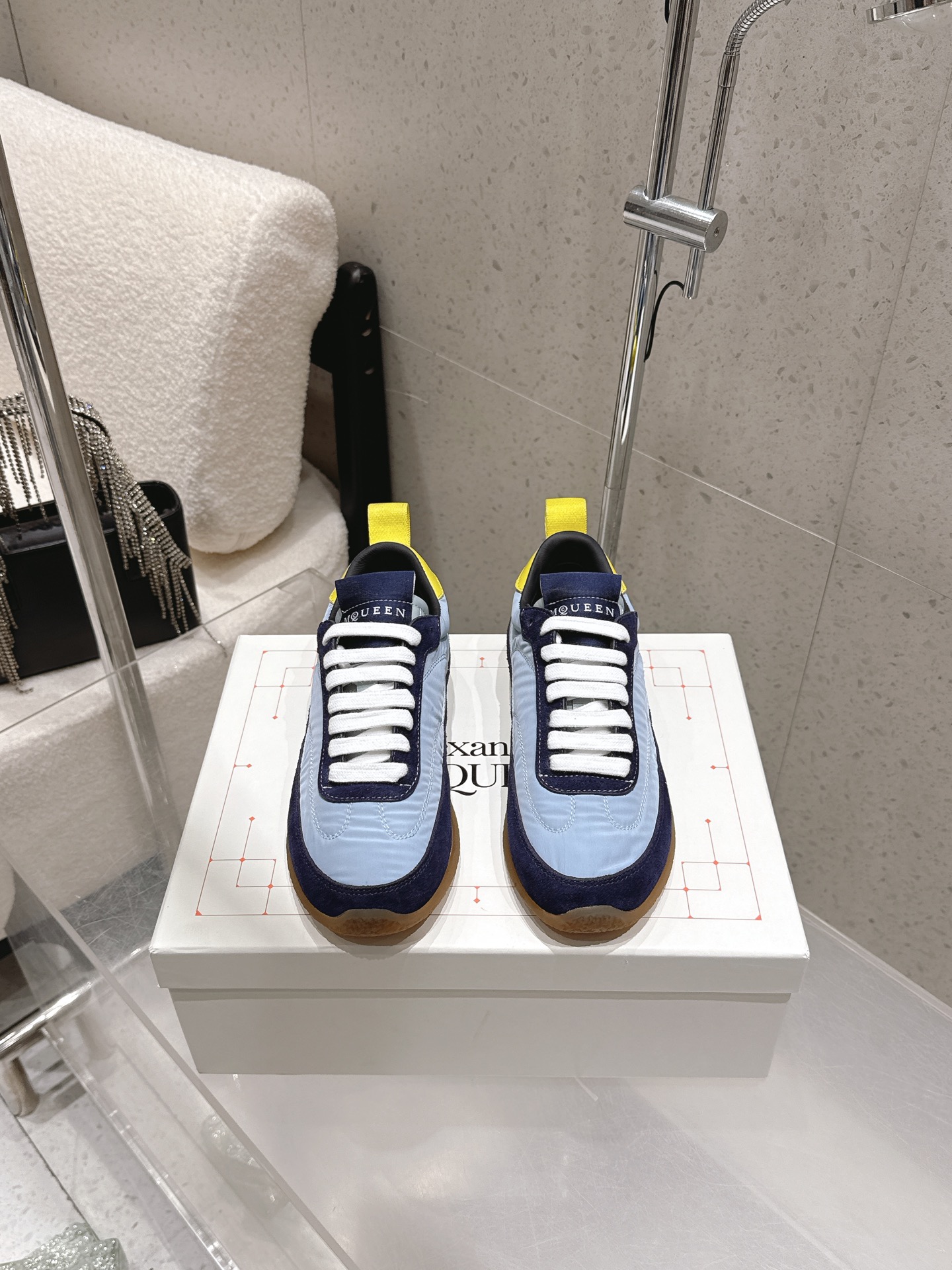 NO:679667,Men's 10 McQueen's latest spring and summer couples' moral training shoes, casual shoes, the most popular moral training shoes at the moment. Inspired by the classic retro college style, it is a new interpretation of the classic, lightweight, comfortable and breathable, a must-have item for all seasons. Whether it is paired with jeans or a skirt, there is no pressure to switch styles! Speaking of comfort, these shoes are also quite good! The suede material makes the feet feel softer, suitable for long-term wear, and you will not feel tired even when shopping. This detail really touched me!  Material: High mercerized cow suede patchwork, mixed sheepskin lining, original molded rubber outsole, Size female 35-40, male 40-45 (female 40, male 45 custom-made, non-returnable), casual shoes/sports shoes, alexander mcqueen, sneakers, skirts, jeans, sheepskin, chamois leather19860909男10 McQueen麦昆春夏最新情侣款 德训鞋 休闲鞋 当下最火爆的一款的德训鞋 灵感来自经典复古学院风,全新演绎经典,轻便、舒适、透气的四季必备单品 无论是搭配牛仔裤还是裙子,风格切换毫无压力!说到舒适感,这双鞋也是相当出色!麂皮材质让脚感更柔软,适合长时间穿着,即便是逛街也不会觉得累.这个细节真是打动了我！材质高丝光牛反绒拼布 内里混种羊皮 原版开模橡胶大底 Size女35-40 男40-45（女40 男45定做不退换）,休闲鞋/运动鞋,alexander mcqueen,sneakers,skirts,jeans,sheepskin,chamois leather,Women's Shoes