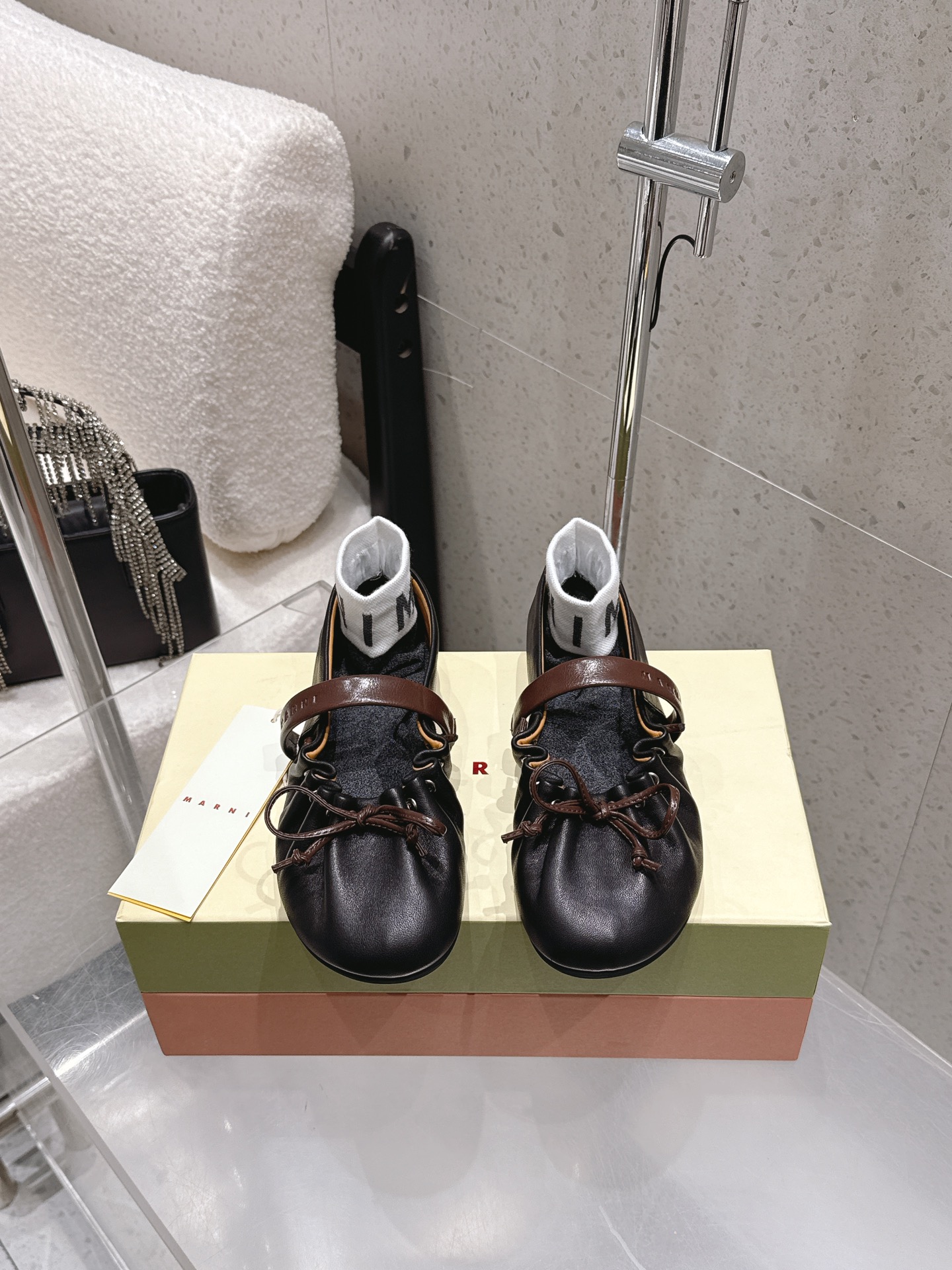 NO:679662,Marni Mani's 2026ss spring and summer new pleated bow Mary Jane ballet shoes flat shoes slip-on slip-on shoes with a unique one-piece pleated upper design, showing a feminine style. From gorgeous skirts to smart and simple trousers. This pair of ballet shoes can handle everything, making itself the highlight of the look. The overall lines of the shoe body are beautiful and the upper feet are very comfortable!  Imported first-layer cowhide for the upper, imported sheepskin for the feet, original outsole, size 35-39 (custom-made for 40), ballet shoes, marni, mary jane, flats, skirts, cowhide, sheepskin19860909Marni 玛尼 2026ss春夏新款褶皱蝴蝶结玛丽珍芭蕾舞鞋 平底鞋一脚蹬懒人鞋别致的一体褶皱鞋面设计,展露柔美风情.从华丽的裙装,到干练简洁的裤装.这双芭蕾舞鞋无一不能驾驭,妥妥的让自己成为造型的亮点.鞋身整体线条优美,上脚非常舒适！ 鞋面进口头层牛皮 垫脚进口羊皮 大底原版大底 码数35-39（40定做）,芭蕾舞鞋,marni,mary jane,flats,skirts,cowhide,sheepskin,Women's Shoes