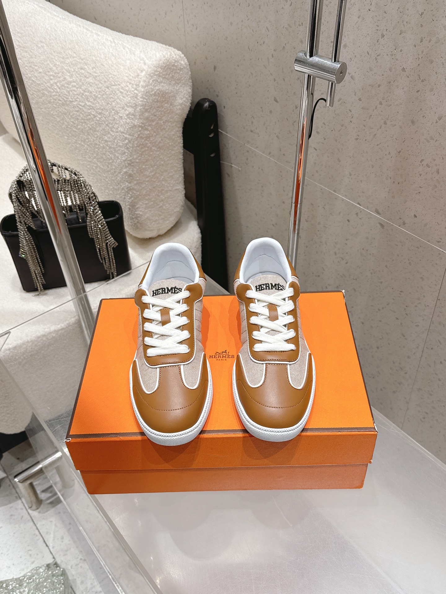 NO:680149,Women Men Hermes 2026 New Couple Styles Sports and Casual Shoes Sneakers White Shoes Moral Shoes The craftsmanship is extremely exquisite and updated simultaneously. Every detail is made with special care and is quite eye-catching. The elegant splicing elements highlight the good temperament!  The classic version is upgraded with exquisite color matching, adding a casual atmosphere, and exquisite lines, which can better reflect the family-style design language. Interspersed with exquisite lines, it perfectly fits the foot shape, naturally outlines the fashionable outline, achieves a visual impact, and fully interprets a different sports style!  The fabric is imported cowhide, mixed sheepskin for foot pads, comfortable on the feet, rubber outsole, non-slip and wear-resistant!  Size 35-46 (40 41 for women, 45 46 for men, no return or exchange), casual shoes/sports shoes, hermes, hermes, sneakers, cowhide, sheepskin19860909女 男 Hermes 爱马仕2026 新款 情侣款 运动休闲鞋 板鞋 小白鞋 德训鞋 工艺极致,同步上新.的每一个细节都特别用心,相当惹眼,雅致的拼接元素,凸显不俗的气质！ 经典版型升级 精致配色,增添休闲的气息,精致的线条,无形之中能够更好体现出家族式的设计语言,穿插精致的线条 完美契合脚型,自然的勾勒出时尚的轮廓,达到视觉上的冲击效果,充分演绎不一样的运动风格！ 面料进口牛皮 垫脚混种羊皮,脚感舒适,橡胶大底,防滑耐磨！ 码数35-46（女40 41 男45 46定做不退换）,休闲鞋/运动鞋,hermes,hermes,sneakers,cowhide,sheepskin,Women's Shoes